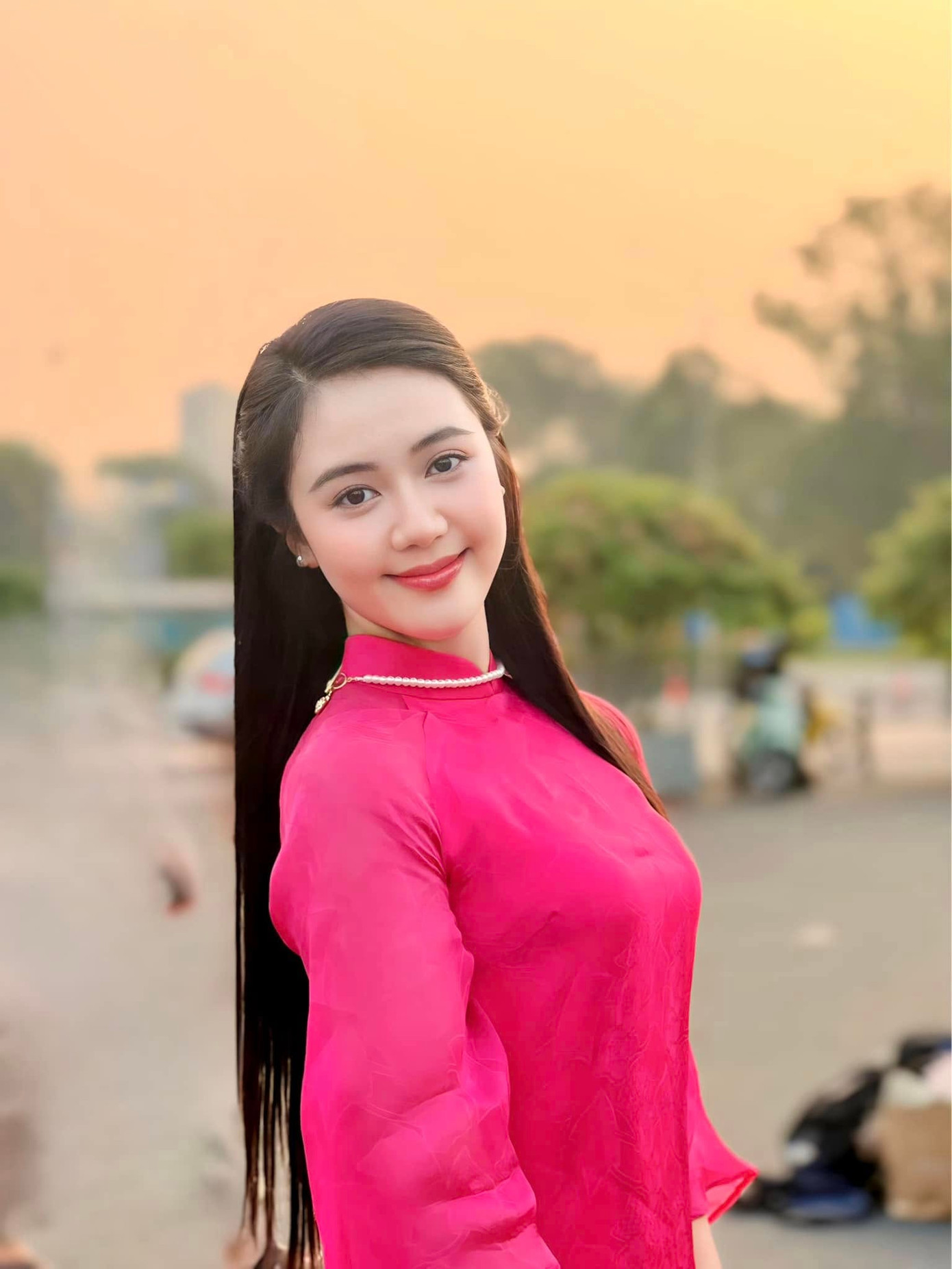 Mỹ Dung khoe vẻ đẹp nền nã khi diện áo dài. Cô được nhận xét đậm chất miền Tây với nước da trắng, gương mặt tròn, đôi mắt to và nụ cười hiền hậu.