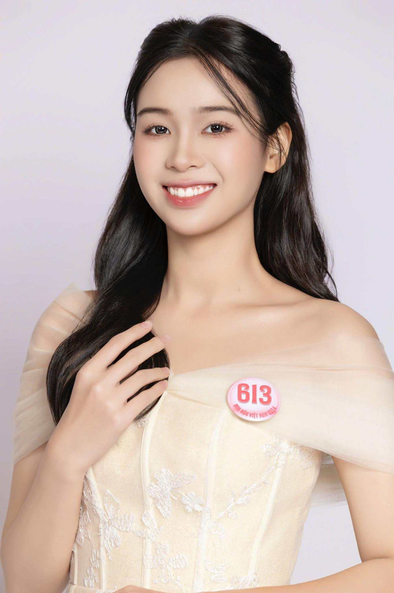 Tại vòng sơ khảo, Khánh Linh gây thiện cảm với ngoại hình trong trẻo, duyên dáng. Cô có đôi mắt thông minh và nụ cười tươi.