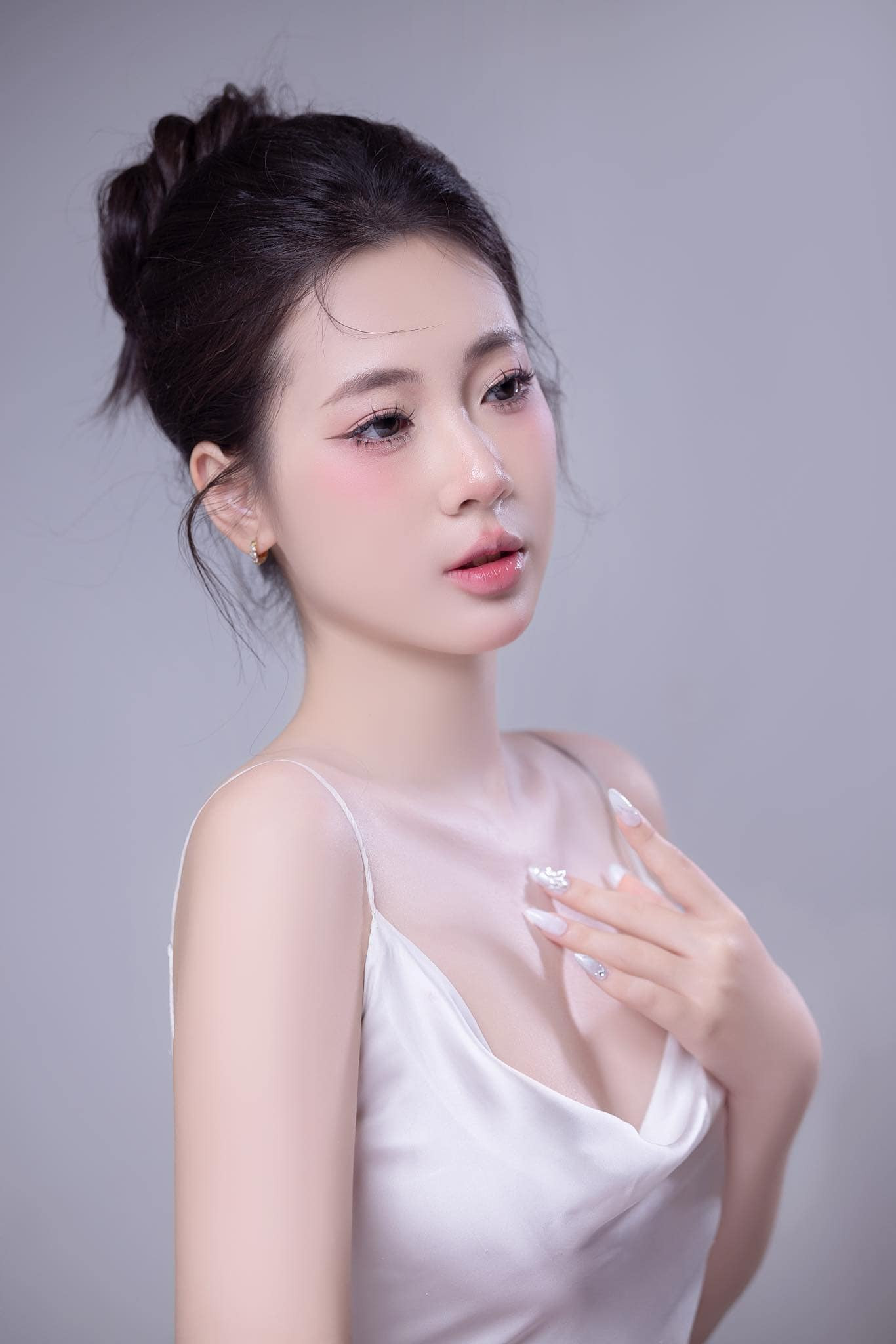 Phương Chi nói các bác sĩ khen cô có khuôn mặt xinh xắn, làn da sáng tự nhiên, sống mũi cao, đường nét trên khuôn mặt hài hòa.