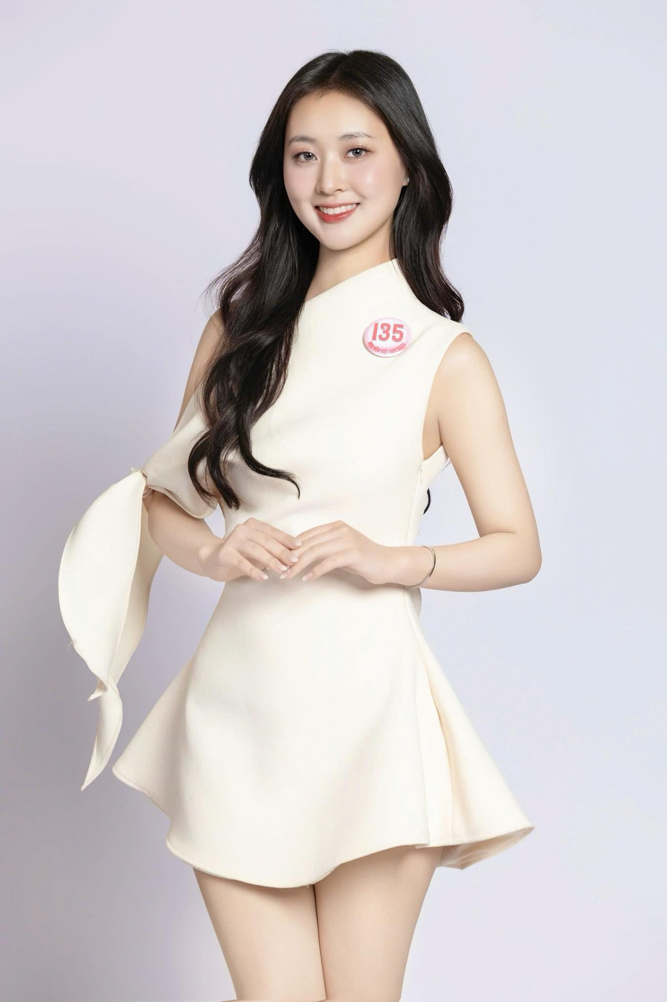 Thí sinh Hoàng Thị Tú Anh, SBD 135, sinh năm 2003, đến từ Nghệ An, sinh viên Đại học Ngoại thương Hà Nội là một trong top 41 cô gái góp mặt ở vòng chung khảo cuộc thi Hoa hậu Việt Nam 2024.