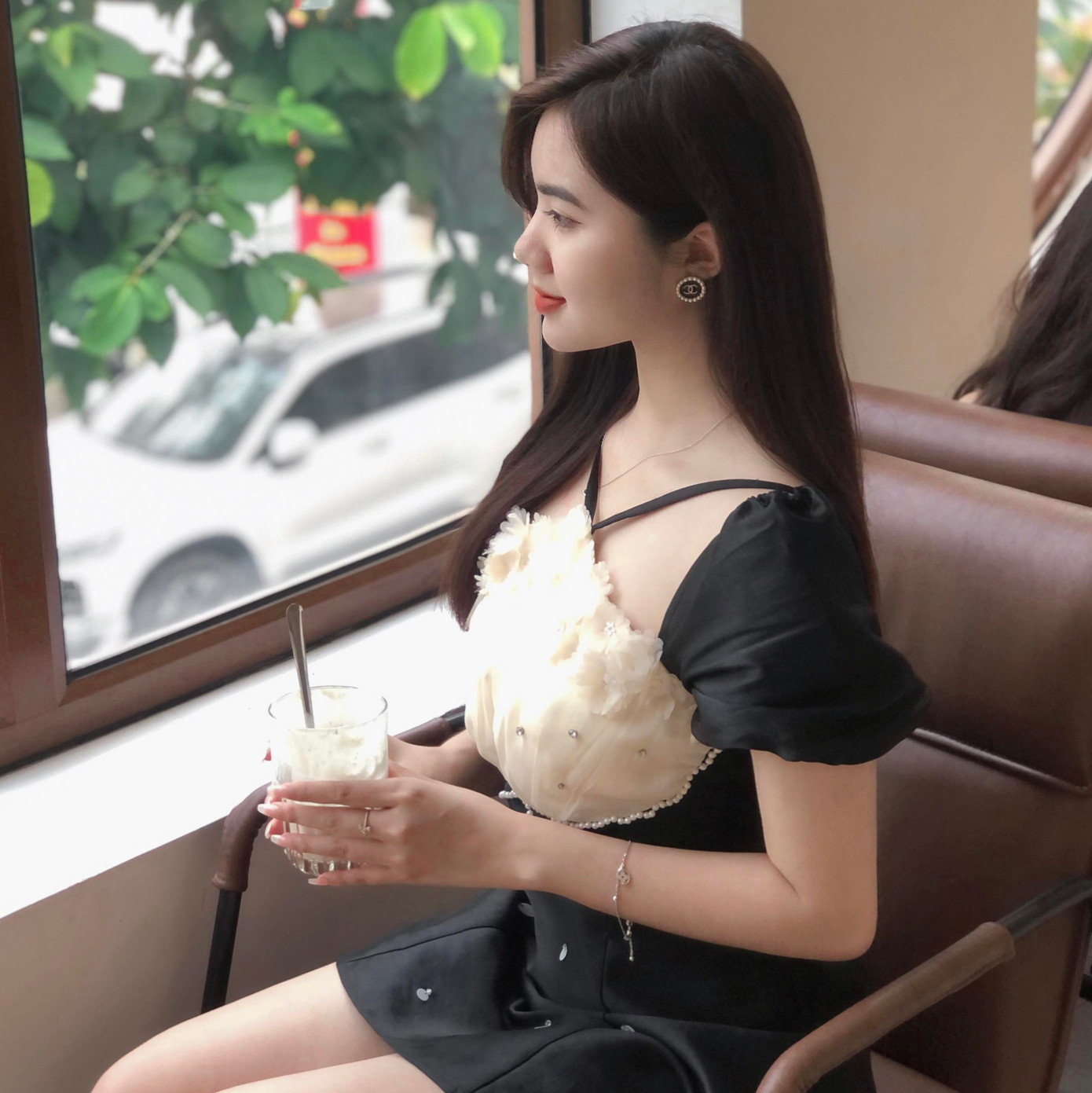 Hiện Hồng Hải đang học ngành Quản trị kinh doanh. Dự định trong tương lai của cô là trở thành tiếp viên hàng không.