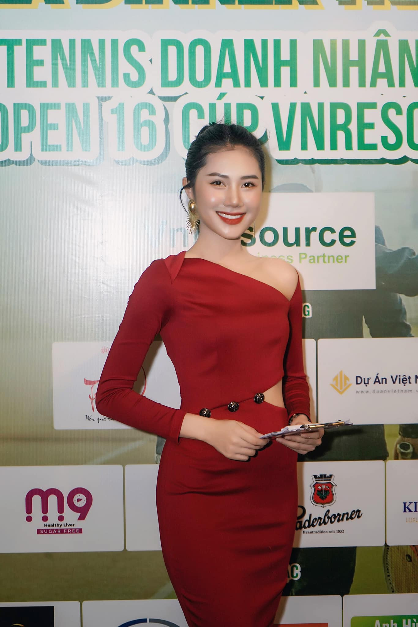 Thùy Nhiên cũng cho biết các bác sĩ có nhận xét cô có cơ thể cân đối, chỉ số hình thể ấn tượng, nụ cười xinh và duyên dáng.