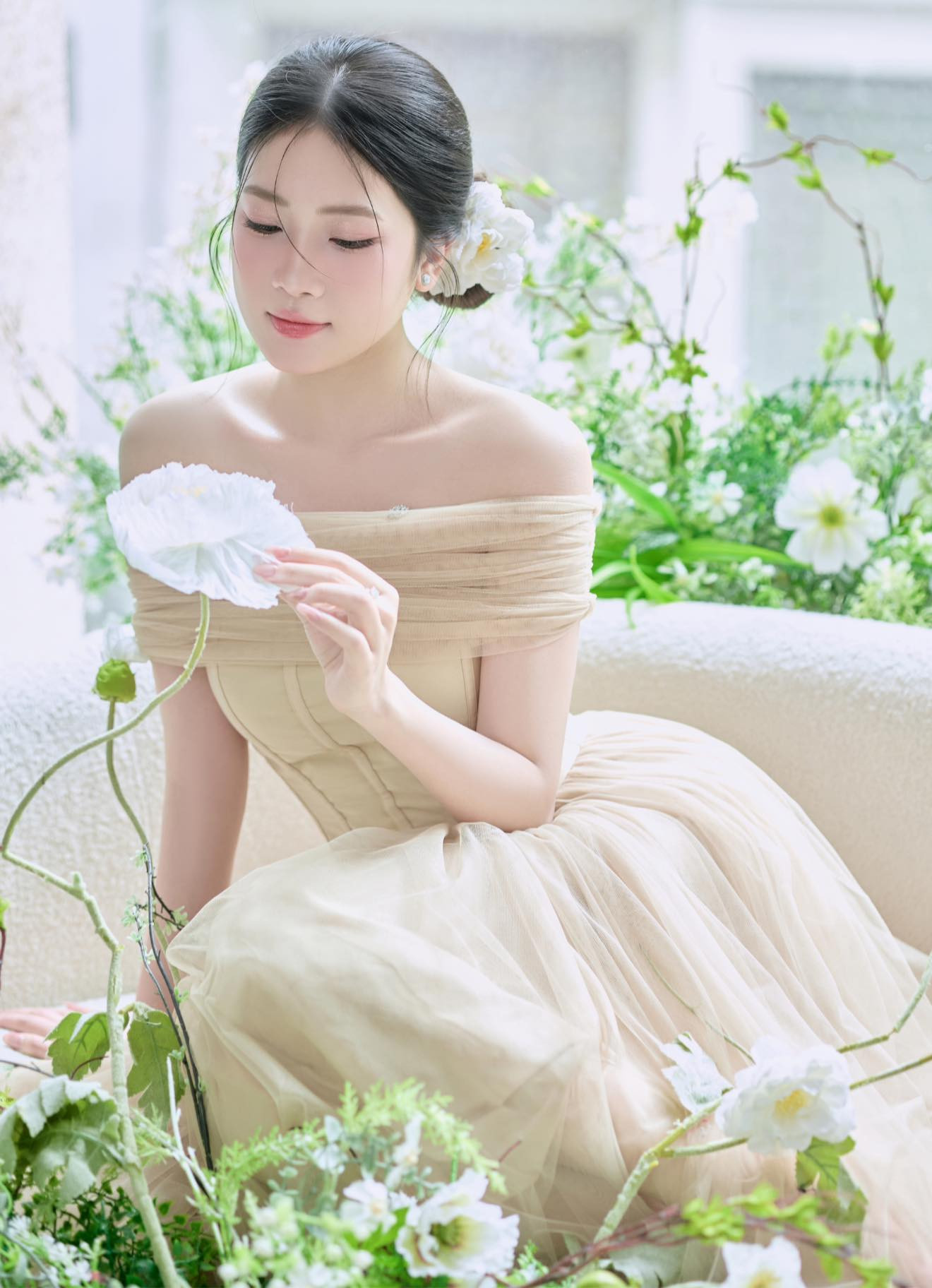 Hương Giang nói trong vòng nhân trắc học, các bác sĩ có khen cô có má lúm đồng tiền dễ thương, tạo được thiện cảm khi cười và khuôn mặt hài hòa. “Bên cạnh đó, tôi được khen có đôi chân thẳng, dài và tỷ lệ cơ thể cân đối”, cô nói.