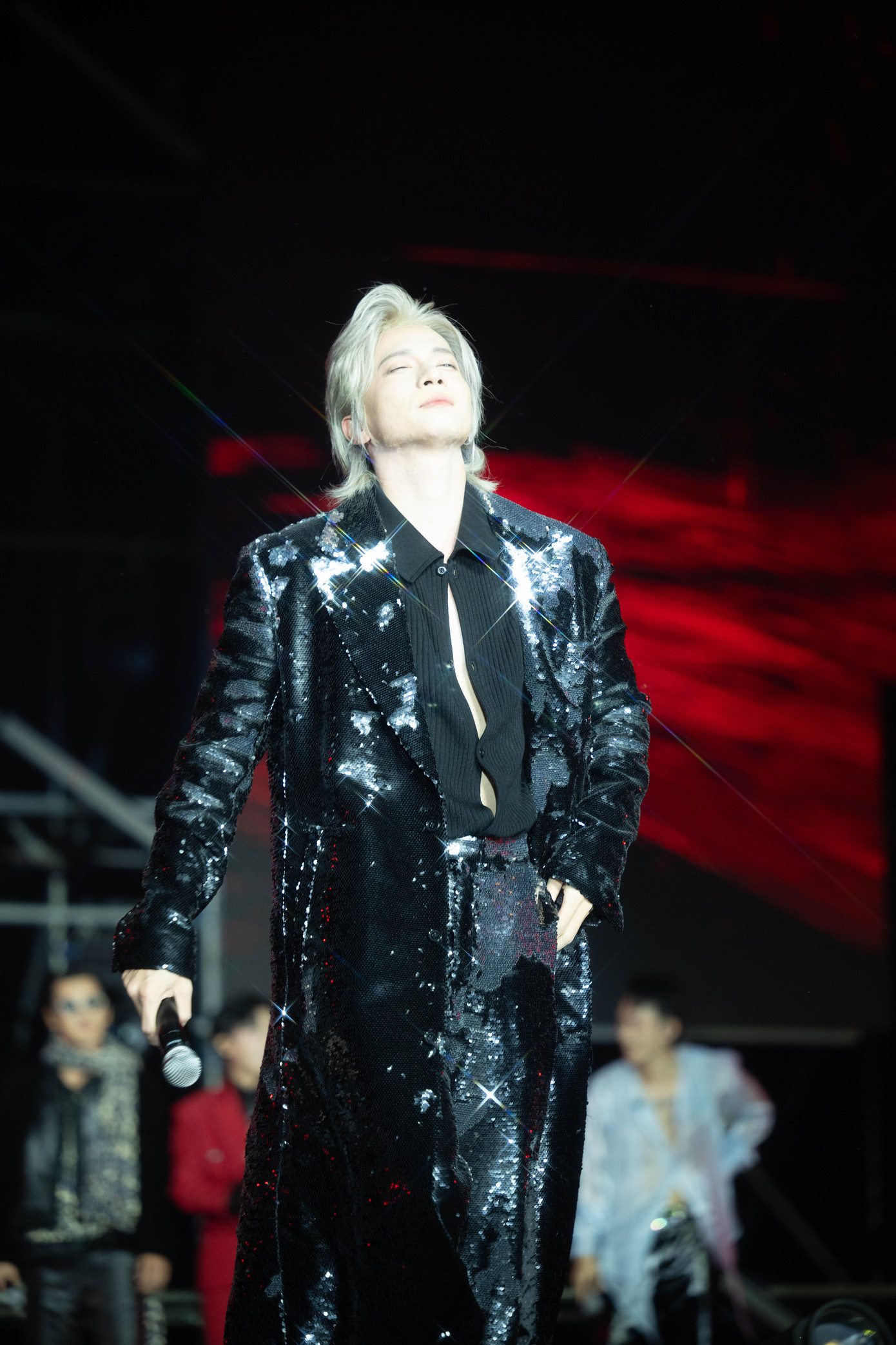 Sự xuất hiện của Bùi Công Nam, Kay Trần, S.T Sơn Thạch khiến không khí của cung thể thao điền kinh Mỹ Đình thêm sôi động. Các fan hò hét theo mỗi bước catwalk của dàn anh tài.