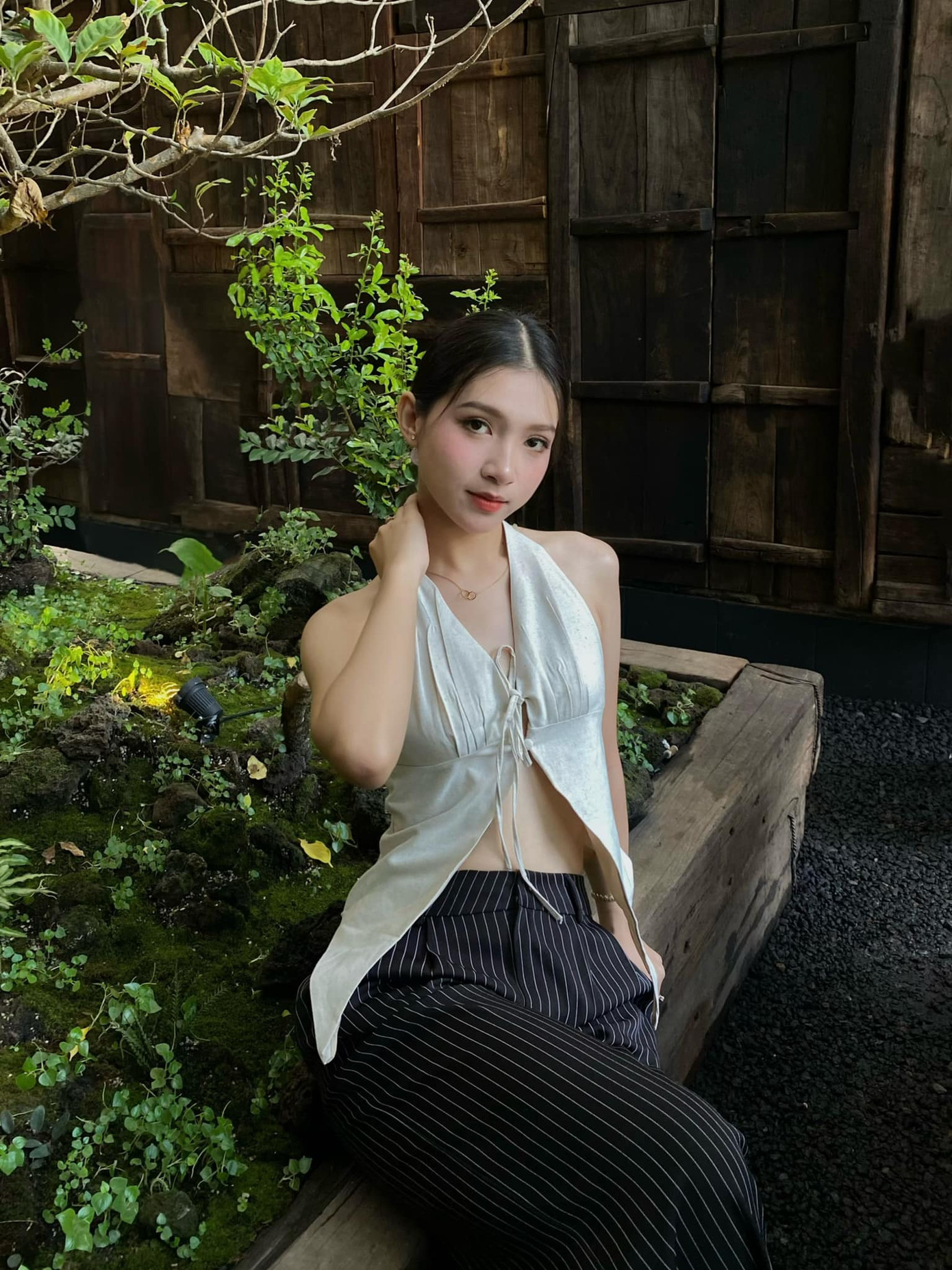 Ngoài đời thường, Vũ Yến có phong cách thời trang hiện đại, cá tính. Cô thường mặc các trang phục khoe vai thon và vòng eo 59 cm.