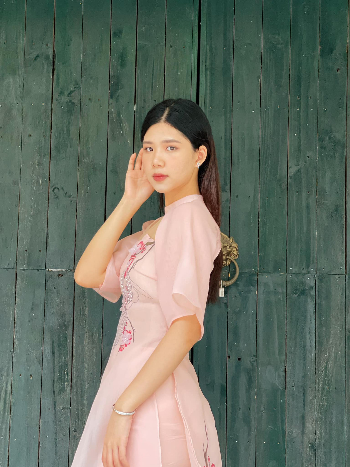 Trong vòng phỏng vấn kín, cô được Trưởng Ban giám khảo là Nhà thơ Trần Hữu Việt đặt câu hỏi: “Điều gì khiến một cô gái có thể tỏa sáng trong một cuộc thi nhan sắc, nơi hội tụ rất nhiều người đẹp?”. Linh Đan cho rằng nội lực là điều khiến cô tỏa sáng.