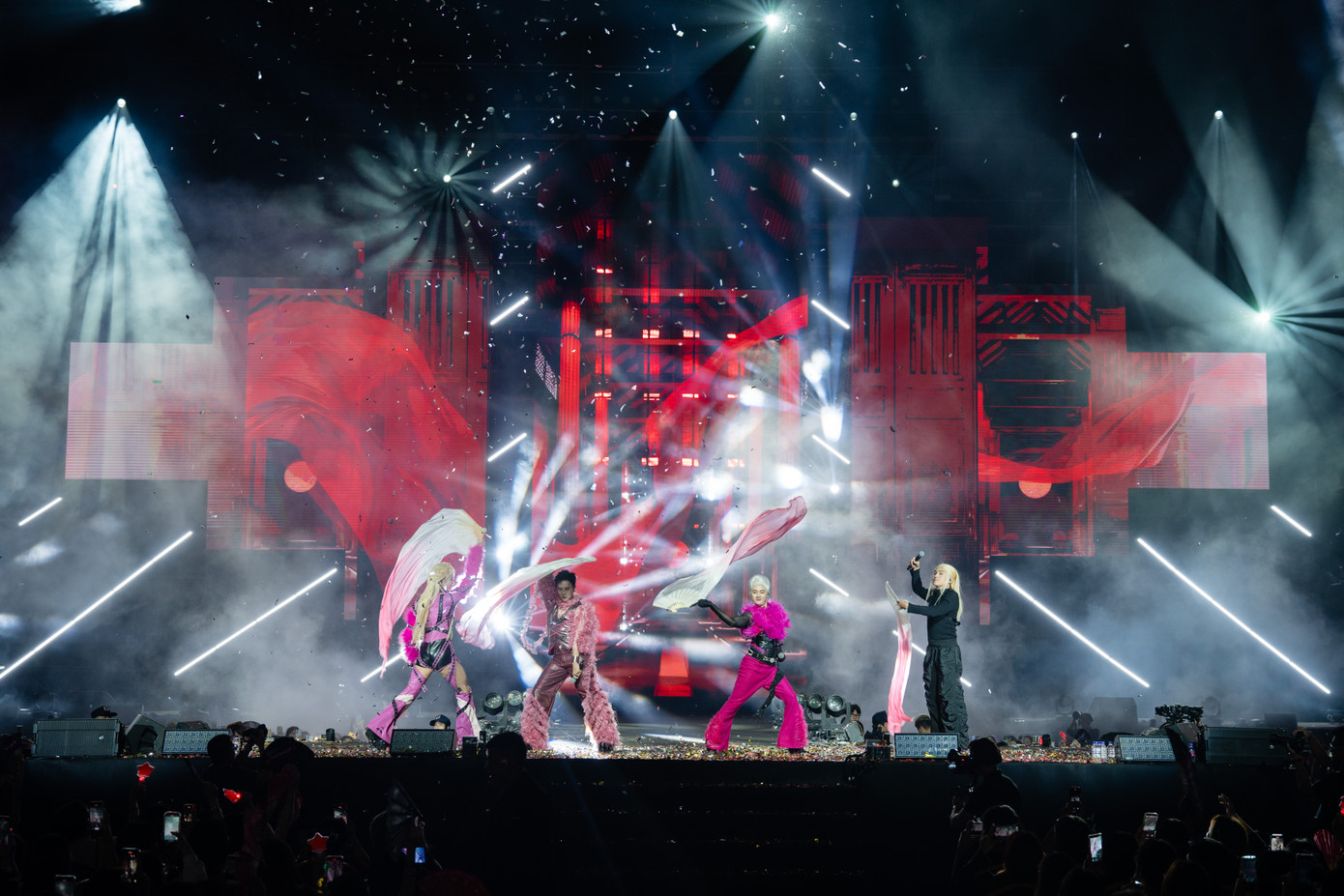 Ban tổ chức đầu tư cho sân khấu tại Hà Nội rộng gấp rưỡi sân khấu ở TPHCM, hệ thống ánh sáng, màn hình led cũng nhiều hơn.