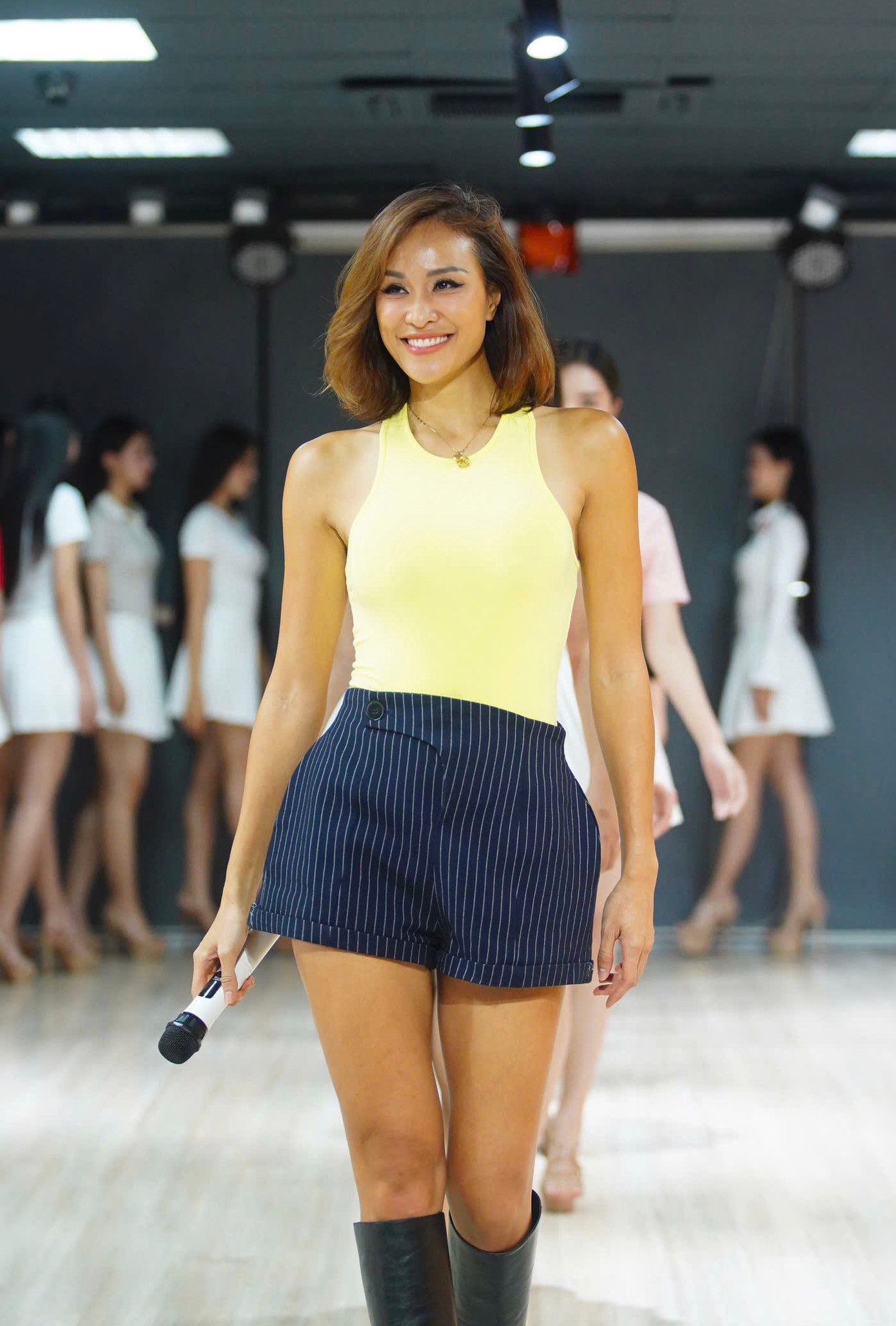 Chiều 5/4, 41 thí sinh của vòng chung khảo Hoa hậu Việt Nam 2024 tham gia lớp học catwalk cùng siêu mẫu, MC Phương Mai. Trong buổi tập luyện, các thí sinh được đào tạo kỹ năng trình diễn dạ hội và bikini.