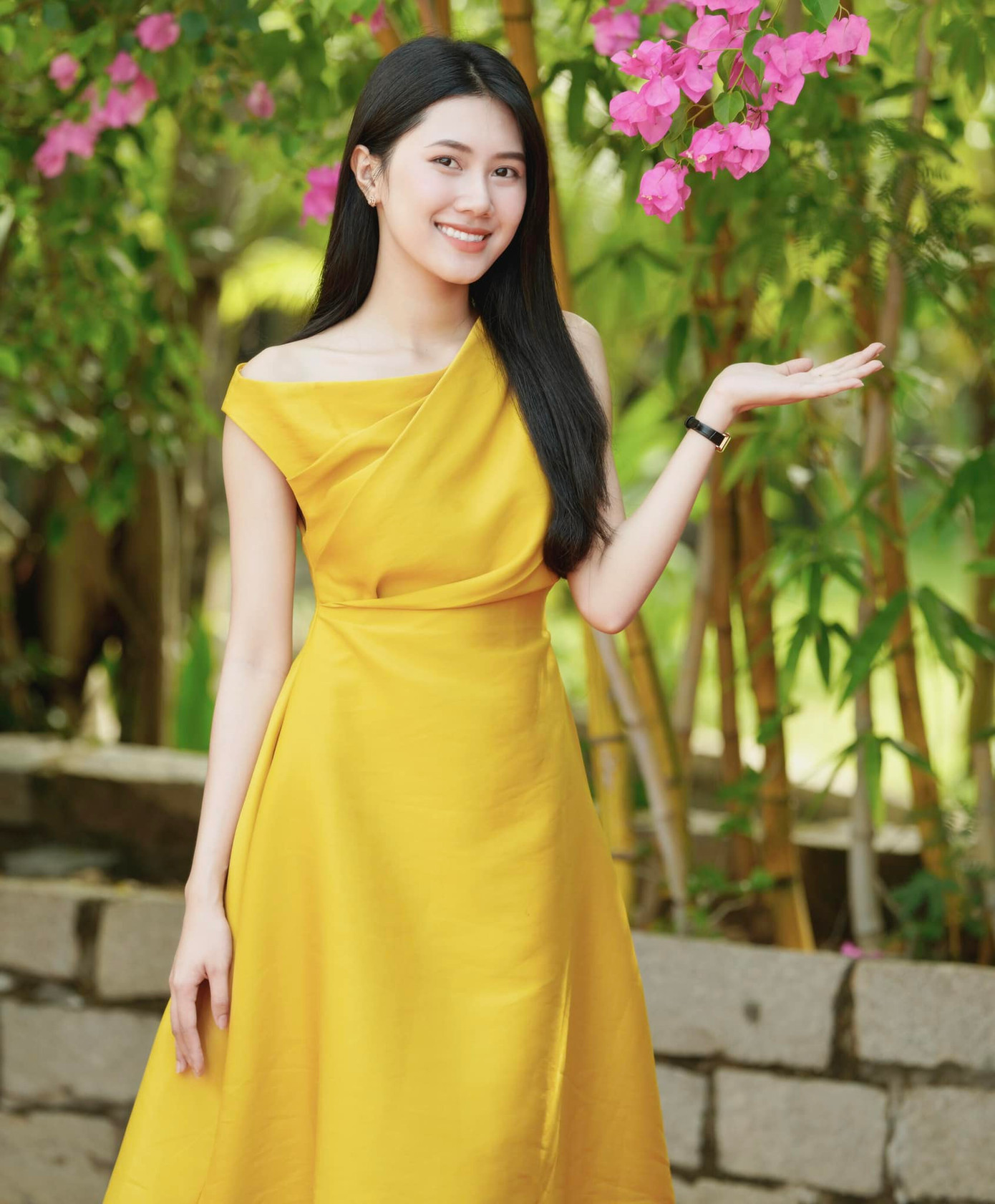 Thùy Nhiên tích cực tham gia các hoạt động từ thiện xã hội. Cô tham gia tổ chức chương trình lễ hội trăng rằm của hội thiện nguyện Trái tim từ bi, tổ chức chương trình thiện nguyện Hè xanh hy vọng tại huyện Đoàn Kết, xã Bù Đăng, Bình Phước, là cộng tác viên dự án Nuôi em trên vùng cao, tạo điều kiện học tập cho các em có hoàn cảnh khó khăn...