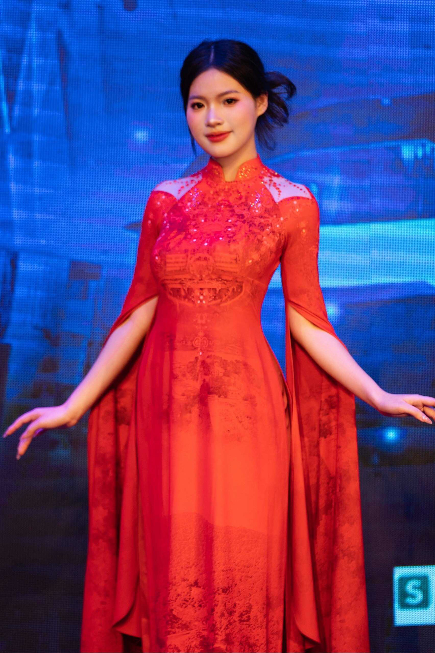 Trong vòng phỏng vấn kín, Yến Linh được hỏi nhiều câu khác nhau nhưng câu hỏi mà cô nhớ nhất đó là lý do chọn thi vào Đại học Mỹ thuật Công nghiệp thay vì Đại học Mỹ thuật Việt Nam. “Đó là vì từ hồi cấp hai, sau khi tìm hiểu tôi đã cảm thấy yêu mến ngôi trường Đại học Mỹ Thuật Công Nghiệp và tôi cũng mong muốn theo đuổi ngành mỹ thuật ứng dụng để có thể đem lại những giá trị thiết thực về nghệ thuật trong cuộc sống”, cô chia sẻ.