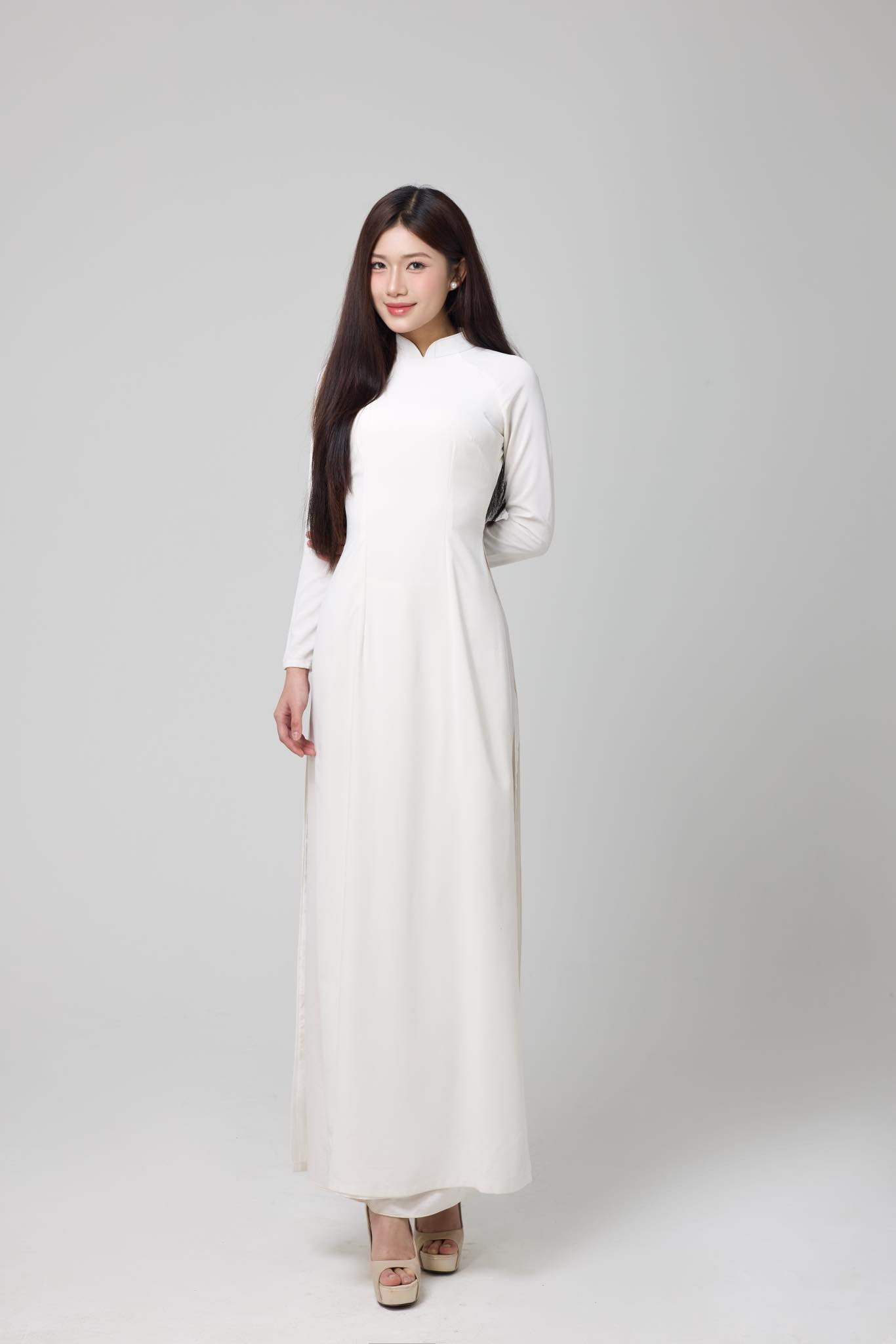 Ngọc Anh là sinh viên Đại học Kinh tế (Đại học Quốc gia Hà Nội), từng đạt danh hiệu á khôi 2 UEB Charming của trường.