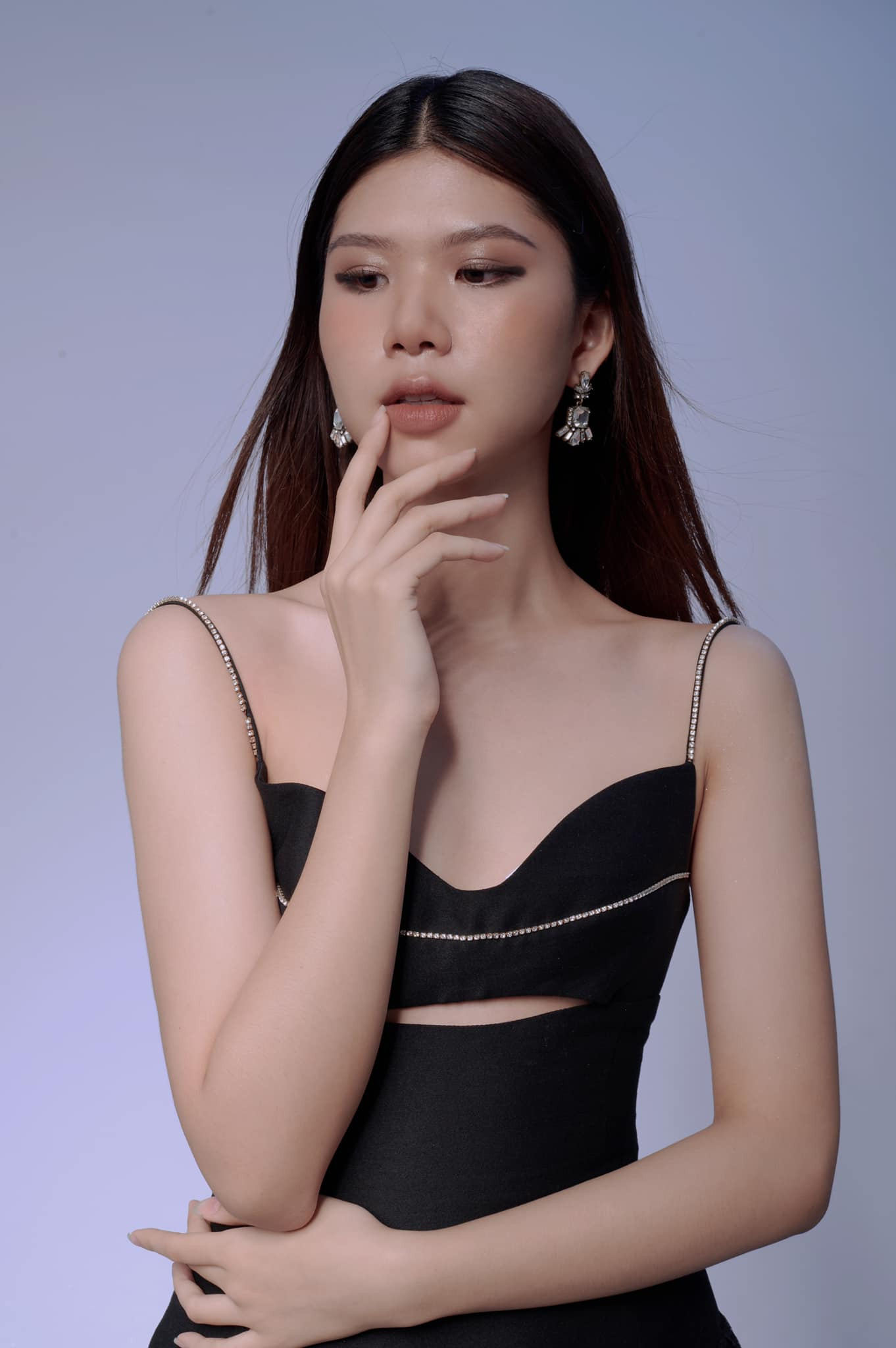 Cô từng đạt giải Nhất môn Ngữ Văn kỳ thi Học sinh giỏi lớp 12 cấp thành phố, lọt vào tứ kết tại giải Vô địch tranh biện Trung học Toàn quốc (National Schools Debating Championship 2019). Cô là trưởng ban truyền thông Câu lạc bộ Tranh biện COGIC trực thuộc trường THPT Chuyên Lê Quý Đôn, Đà Nẵng năm 2019, trưởng ban truyền thông giải Danang Debate Open (Giải Đà Nẵng tranh biện mở rộng) năm 2019, là đại biểu tại Hội nghị mô phỏng Liên Hợp Quốc Đà Nẵng (Danang Youth Model United Nations -DYMUN) 2019.