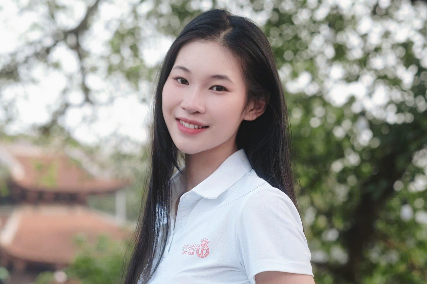 Hiền Nhi nói cô giấu gia đình về việc đi thi sắc đẹp. “Khi được vào vòng chung khảo tôi đã gọi điện cho ông bà. Ông bà vui và ủng hộ tôi”, cô nói.