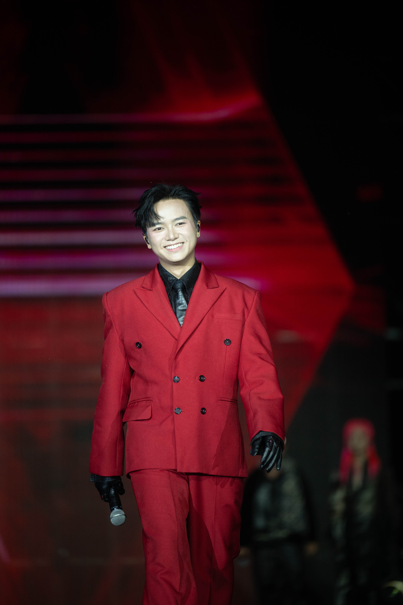 Sự xuất hiện của Bùi Công Nam, Kay Trần, S.T Sơn Thạch khiến không khí của cung thể thao điền kinh Mỹ Đình thêm sôi động. Các fan hò hét theo mỗi bước catwalk của dàn anh tài.