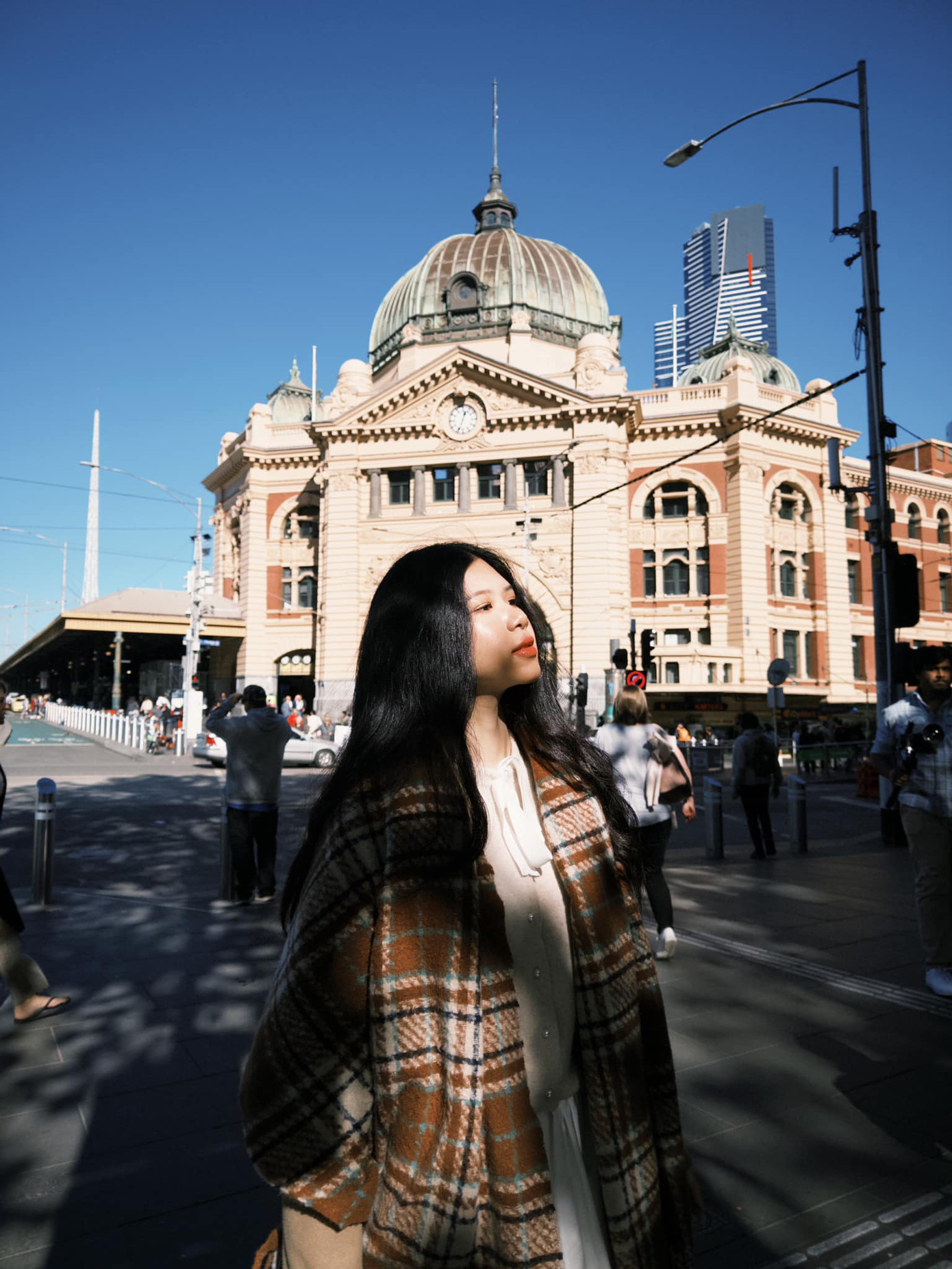 “Tôi nhận ra điều này dựa vào những trải nghiệm mà bản thân may mắn có được trong hành trình trưởng thành của mình. Có những lúc tôi đã so sánh bản thân với người khác hoặc để tâm về ngoại hình của mình quá mức. Nhưng tôi nhận ra rằng, việc bản thân xinh đẹp không cần đến sự công nhận của người khác mà phải xuất phát từ sự công nhận của bản thân, và chỉ khi đủ sự tự tin, mình mới có thể tự công nhận chính mình. Và nội lực vững chắc sẽ là điều tạo nên sự tự tin để một cô gái tỏa sáng. Muốn có được điều này, chúng ta phải trau dồi rất nhiều không chỉ về trí tuệ, kiến thức mà còn là về lòng trắc ẩn, vị tha và nhân ái”, cô chia sẻ.