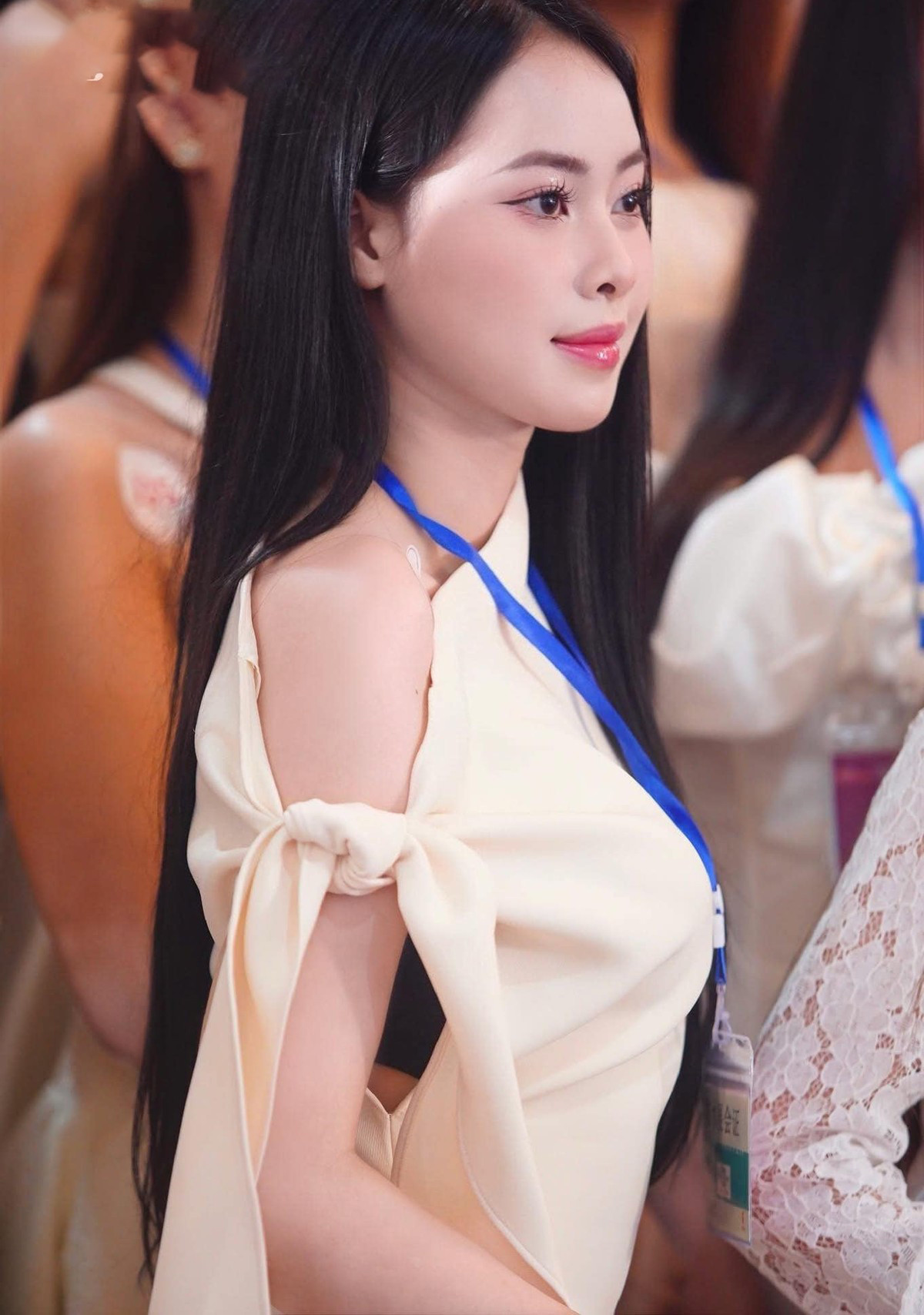 Chia sẻ với Tiền Phong, Kiều Trinh cho biết cô có niềm yêu thích với các cuộc thi hoa hậu nên từng thi hoa khôi của trường cấp ba và được giải Á khôi 1 trường THPT Nguyễn Huệ. Cô cũng thi Người đẹp Hoa Lư, giành danh hiệu top 5 Người đẹp Tài năng và người đẹp trình diễn áo tắm đẹp nhất.