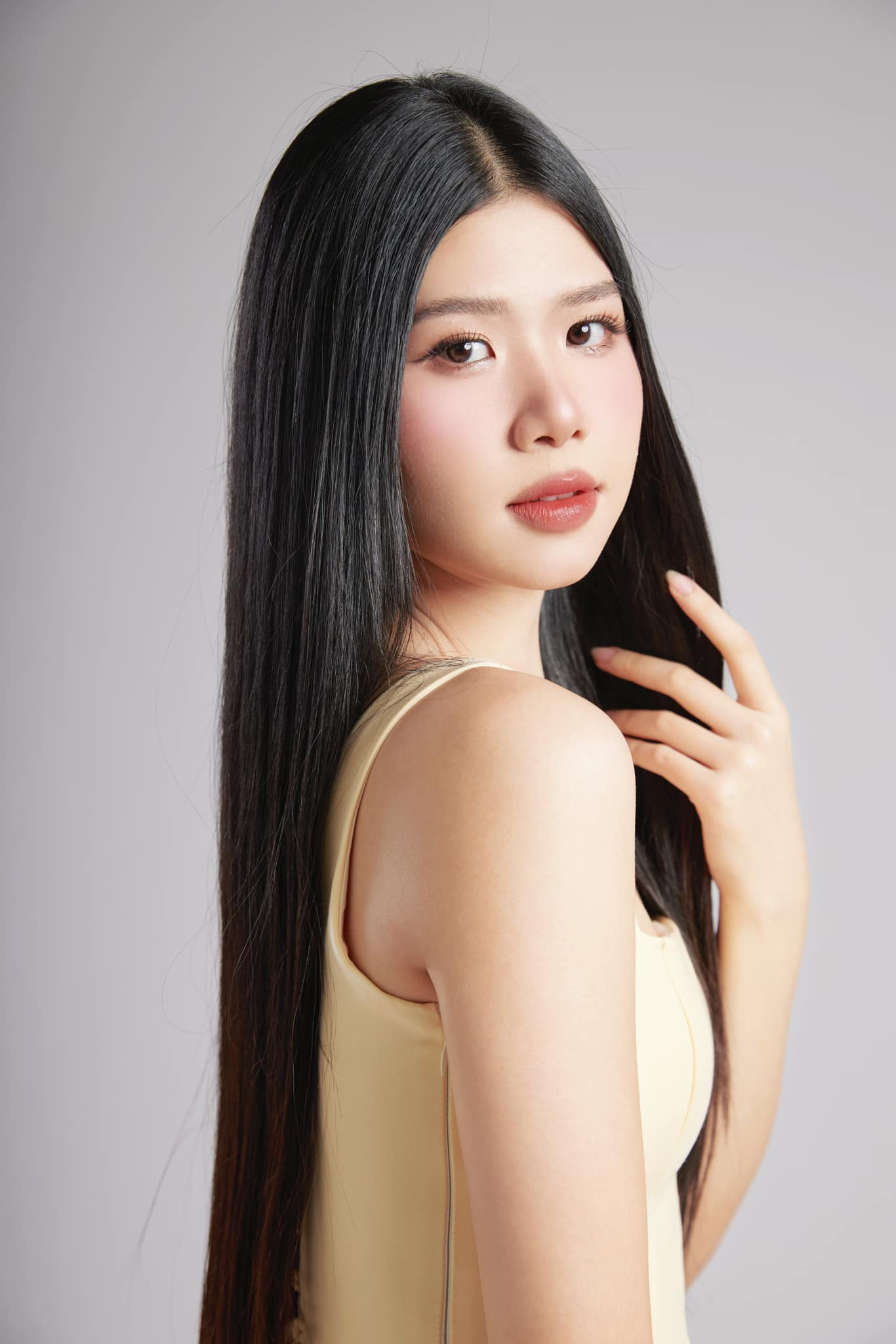 Chia sẻ với Tiền Phong, Linh Đan cho biết vừa hoàn thành chương trình cử nhân Kinh doanh Quốc tế tại đại học RMIT Việt Nam. Cô đã có cơ hội học tập và thực tập một thời gian ngắn tại Australia và thực tập tại Việt Nam với nhiều vị trí khác nhau như marketing, đối ngoại. Qua những trải nghiệm đó, Linh Đan nhận thấy mình có niềm yêu thích với công việc mang tính sáng tạo, giao tiếp.