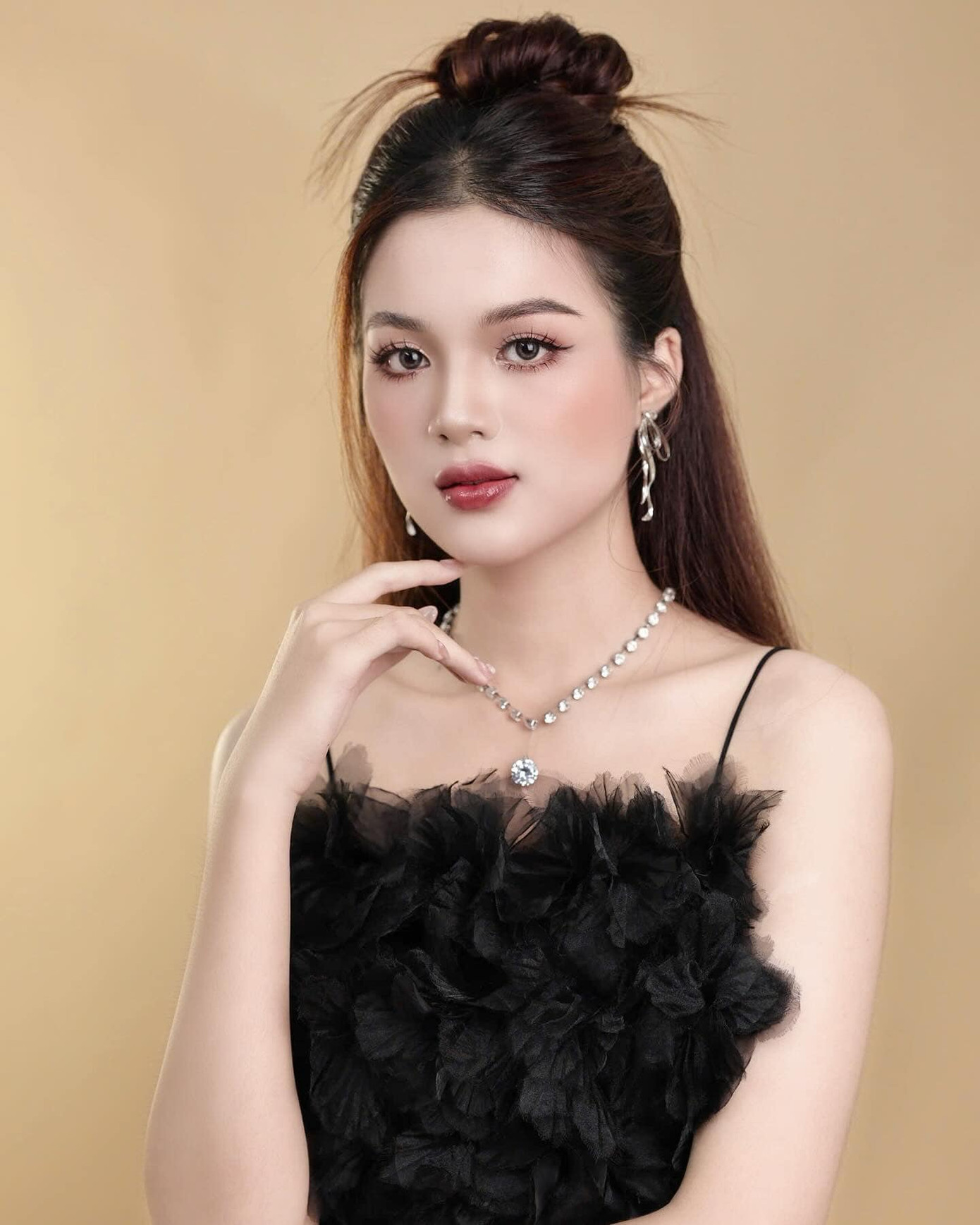 Gia đình sinh sống ở vùng đất Tây Nguyên nhưng Minh Thu quyết định chọn Hà Nội để theo đuổi con đường học tập. Cô cho biết ban đầu gia đình mong muốn cô có môi trường học tập tốt và gần họ hàng. Vì bố mẹ rời quê vào Kon Tum lập nghiệp nên muốn cô học ở Hà Nội để gần quê hương, cũng như có anh chị hỗ trợ.