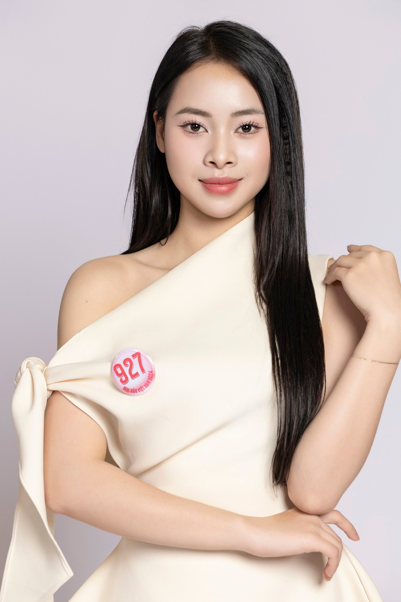 Thí sinh Lê Đoàn Kiều Trinh, SBD 927, sinh năm 2005, đến từ Ninh Bình, sinh viên Đại học Kinh tế Quốc dân Hà Nội đang tham gia vòng chung khảo Hoa hậu Việt Nam 2024 cùng 40 thí sinh khác.