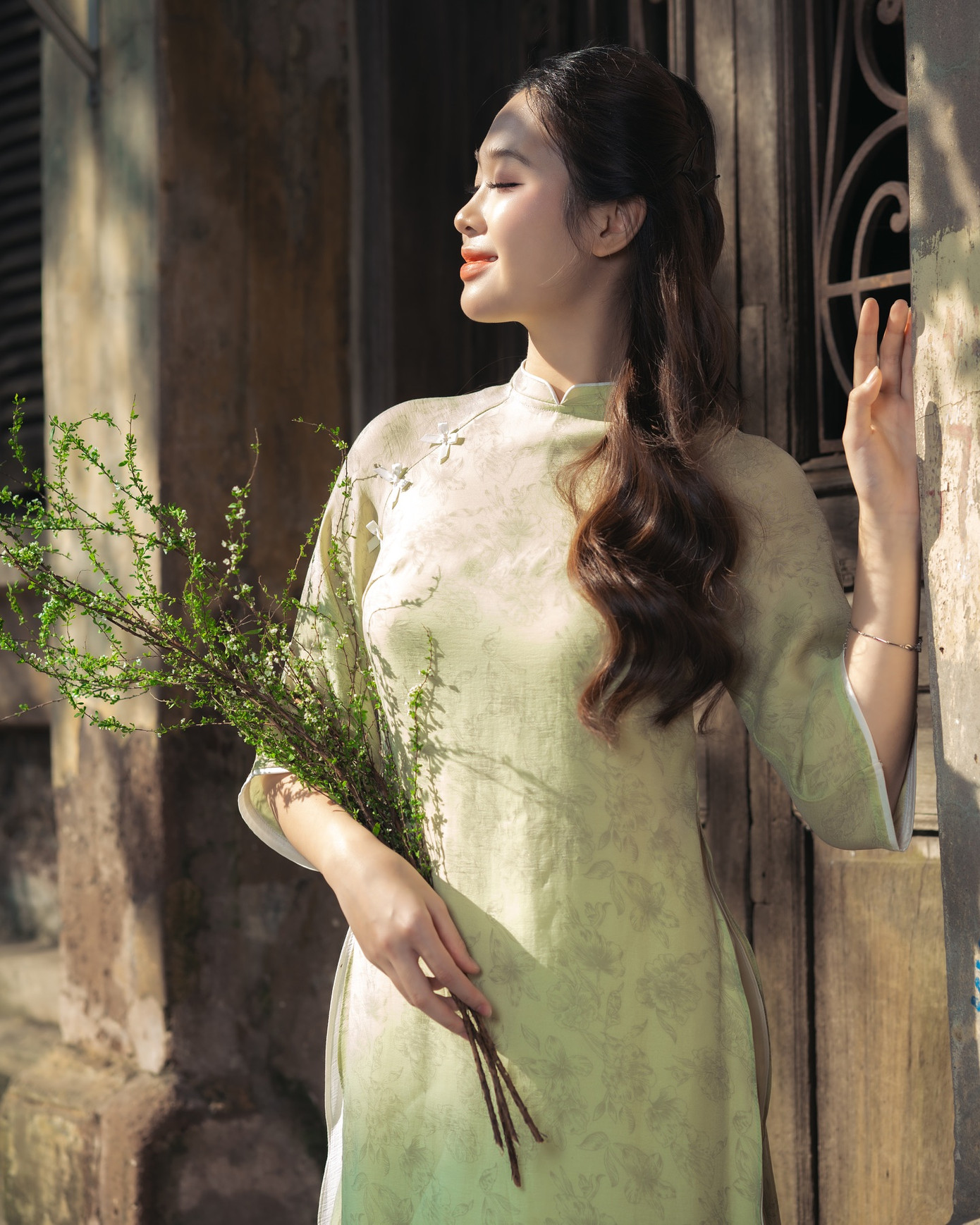 Khánh Linh cho biết thêm hình mẫu mà cô hướng tới là đương kim Hoa hậu Việt Nam Huỳnh Thị Thanh Thủy. Cô muốn được tỏa sáng rực rỡ như tân Hoa hậu Quốc tế.