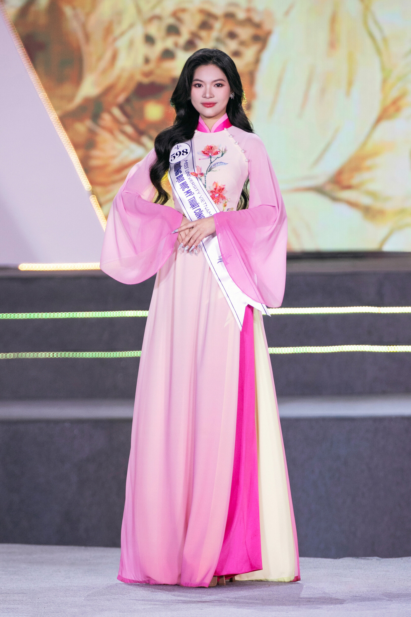 “Tại phòng đo nhân trắc học, tôi được bác sĩ bảo đứng ra xa và xoay một vòng rồi khen có hông nở và eo đẹp. Tôi nghĩ rằng mình may mắn có vòng ba khá đầy đặn nên đã giúp tôn lên vòng hai của mình”, cô nói.