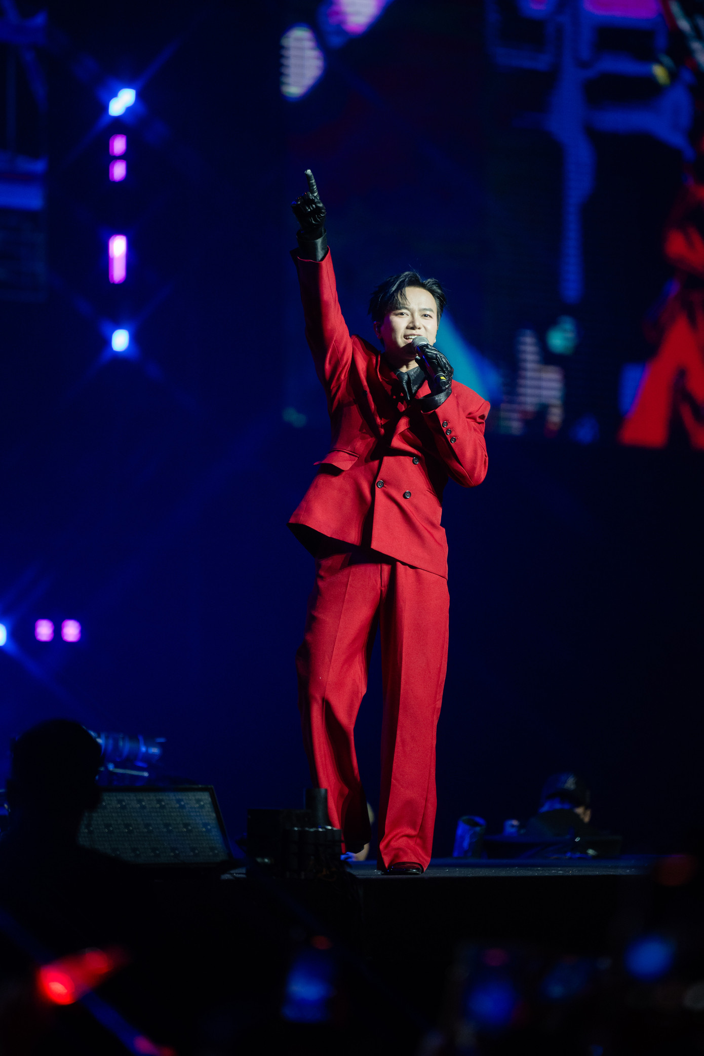 Bên cạnh đó là đầy đủ các thành viên của nhà Xương Rồng (Thanh Duy, Thiên Minh, Duy Khánh, Bùi Công Nam) trong tiết mục Dẫu có lỗi lầm.