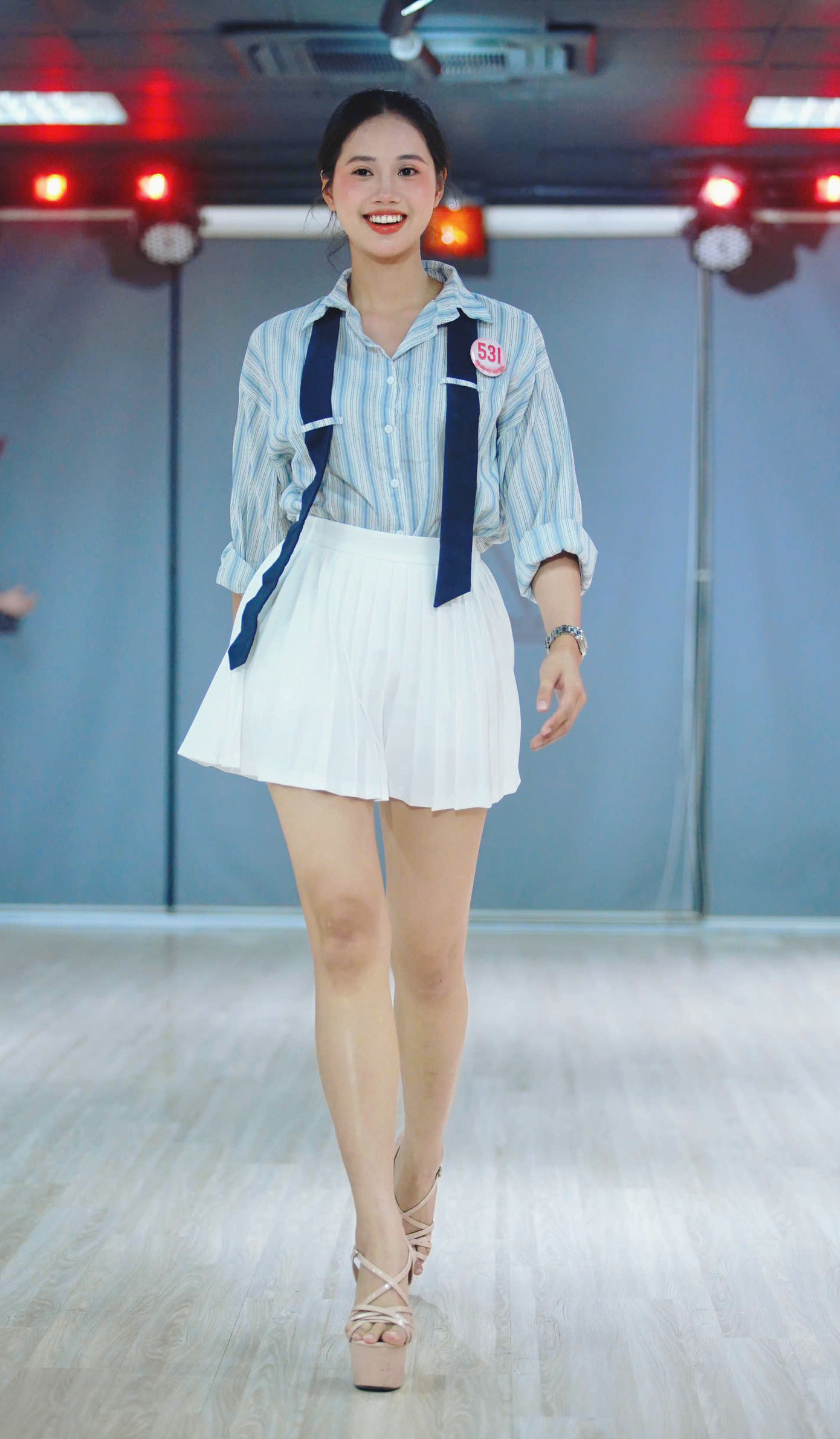 Trong buổi học, siêu mẫu Phương Mai đã training cho thí sinh về kỹ năng tạo dáng, thần thái khi diễn bikini và dạ hội, điểm dừng trên sân khấu, kỹ năng xử lý sự cố vấp tà váy, khoe góc mặt đẹp... Đó đều là những kiến thức thí sinh phải trau dồi mỗi ngày để có những khoảnh khắc tỏa sáng trên sân khấu của chung khảo.