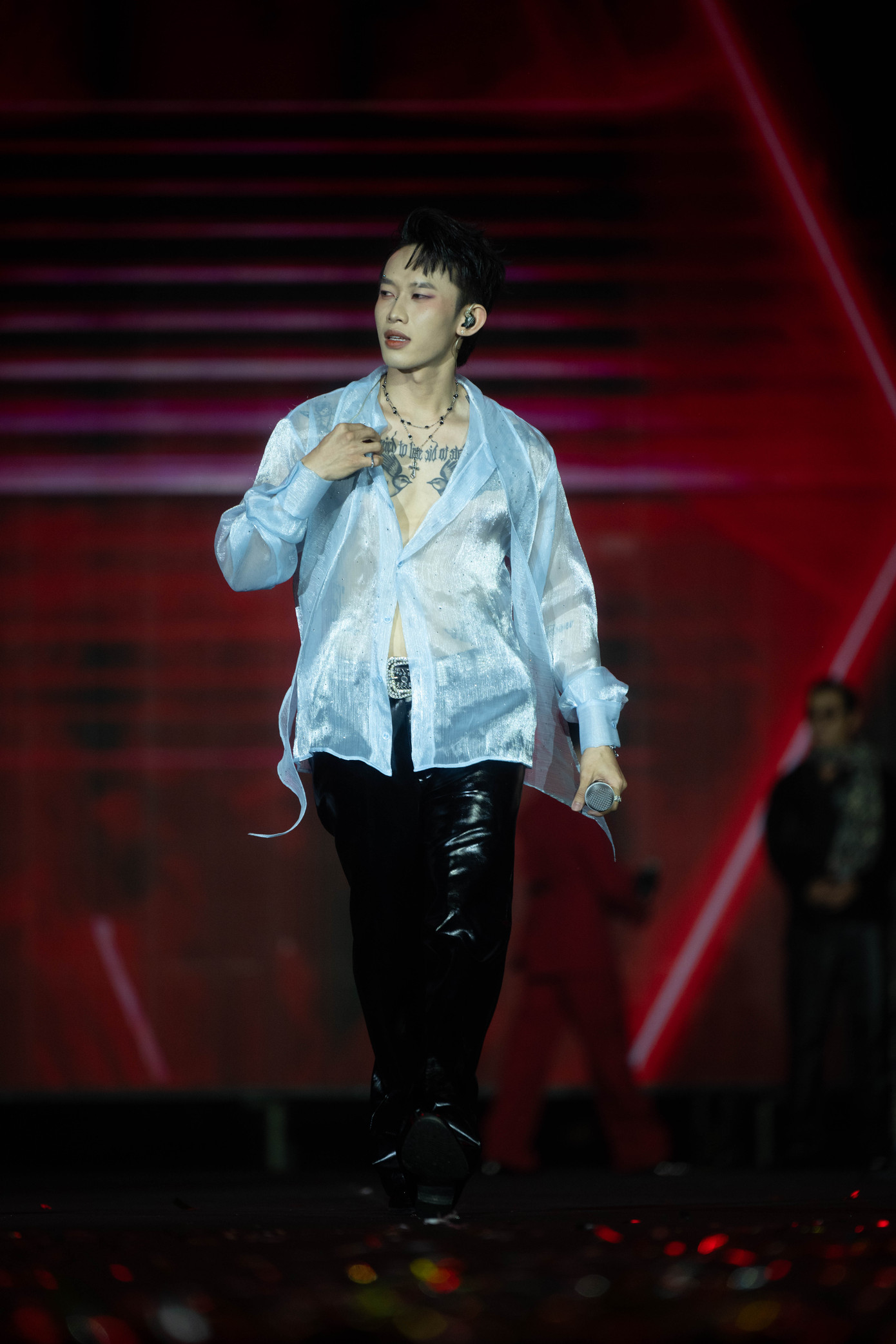 Sự xuất hiện của Bùi Công Nam, Kay Trần, S.T Sơn Thạch khiến không khí của cung thể thao điền kinh Mỹ Đình thêm sôi động. Các fan hò hét theo mỗi bước catwalk của dàn anh tài.