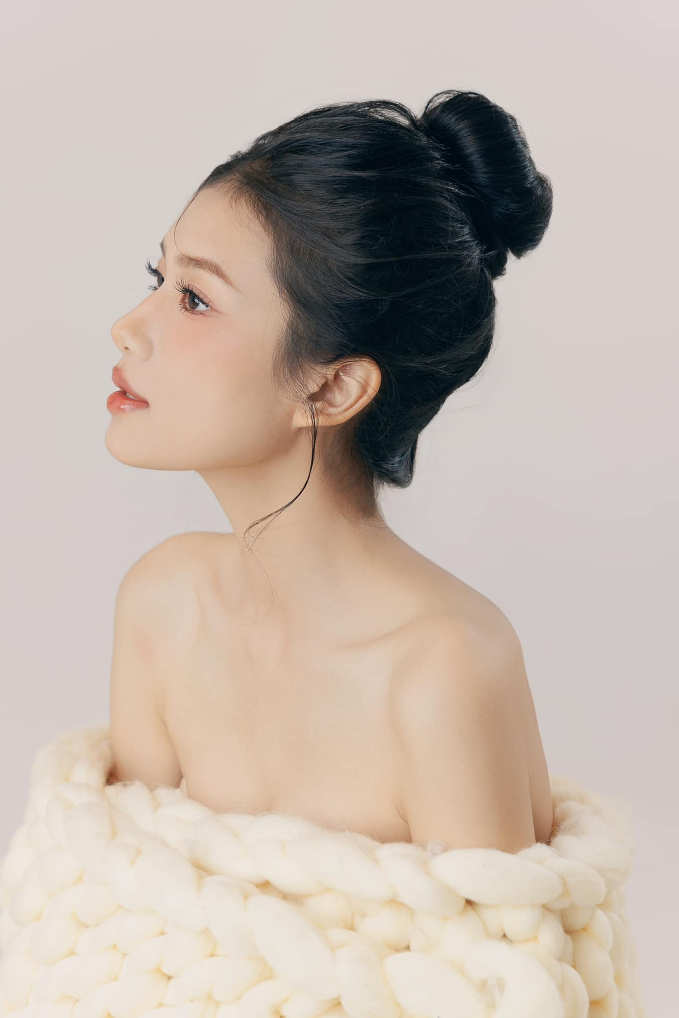 Cô được nhận xét phù hợp với cách trang điểm, làm tóc nhẹ nhàng, thanh lịch.