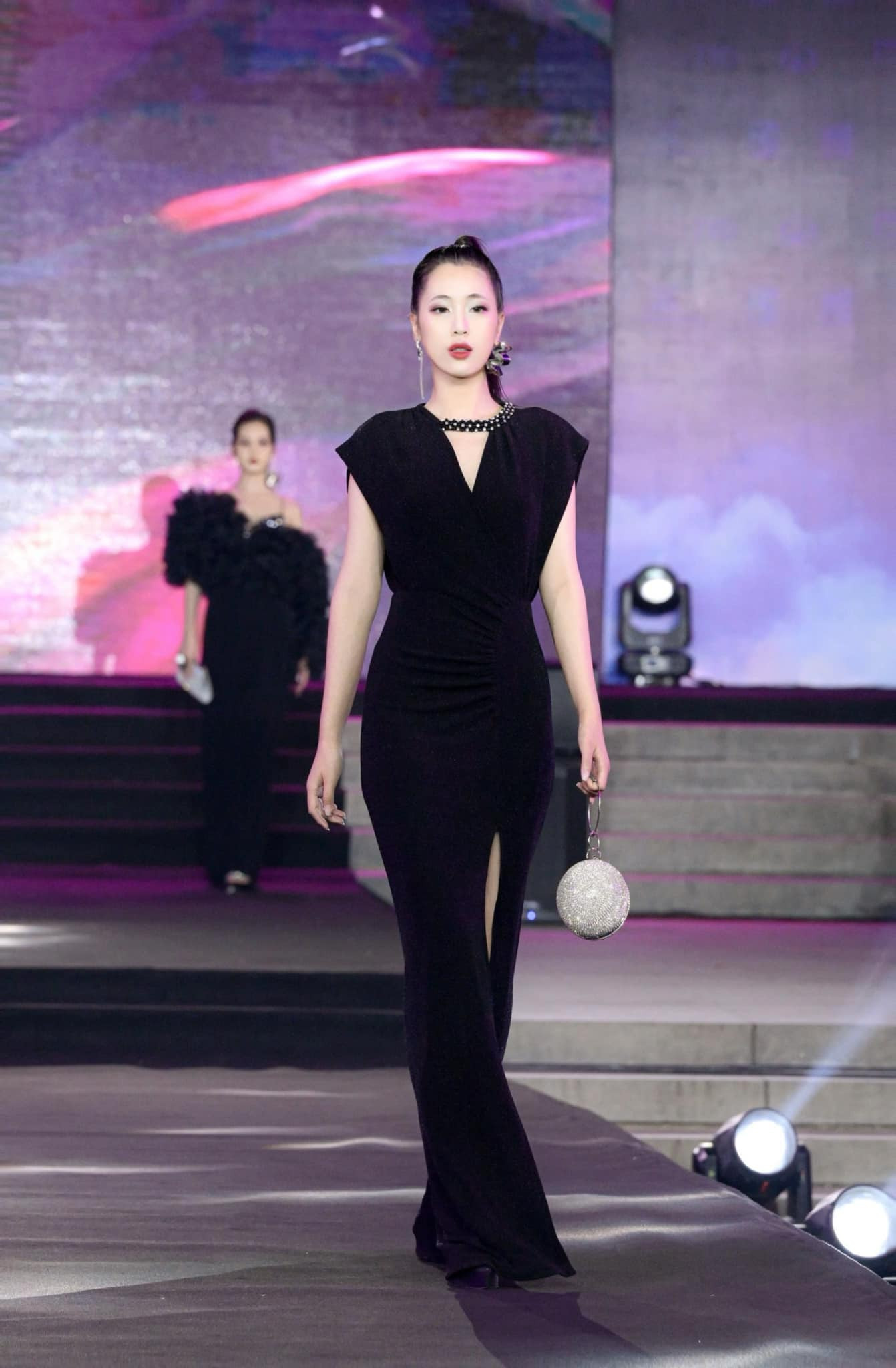 Phương Chi yêu thích và có duyên với việc ca hát. Trước đó, cô đạt nhiều giải về ca hát ở trường và địa phương, ngoài ra cô lọt vào chung kết cuộc thi hát tiếng Hàn toàn quốc - Kpop I love năm 2023.