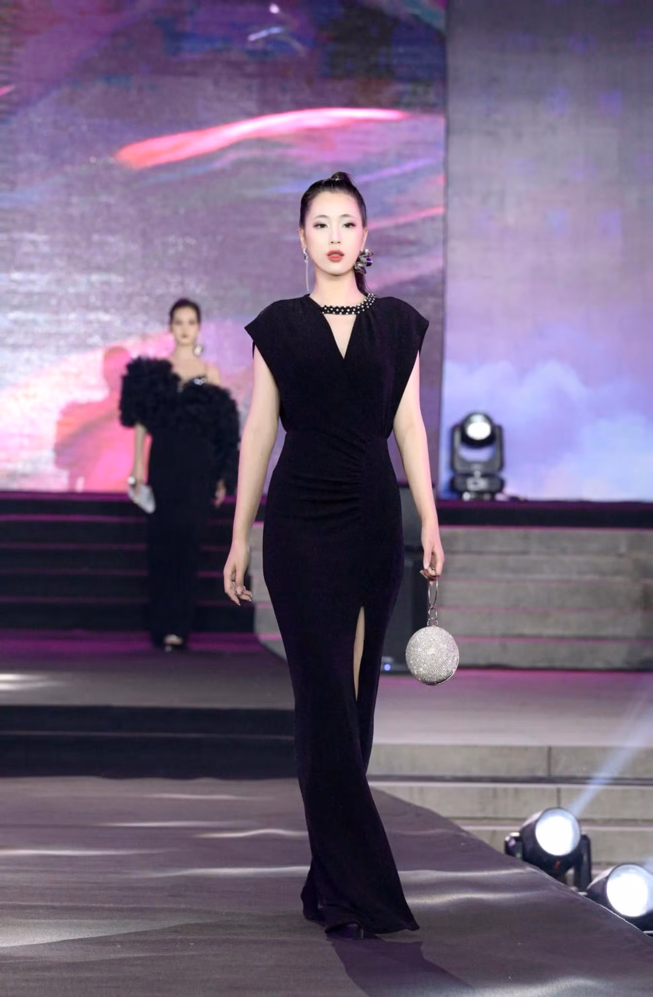 Phương Chi yêu thích và có duyên với việc ca hát. Trước đó, cô đạt nhiều giải về ca hát ở trường và địa phương, ngoài ra cô lọt vào chung kết cuộc thi hát tiếng Hàn toàn quốc - Kpop I love năm 2023.
