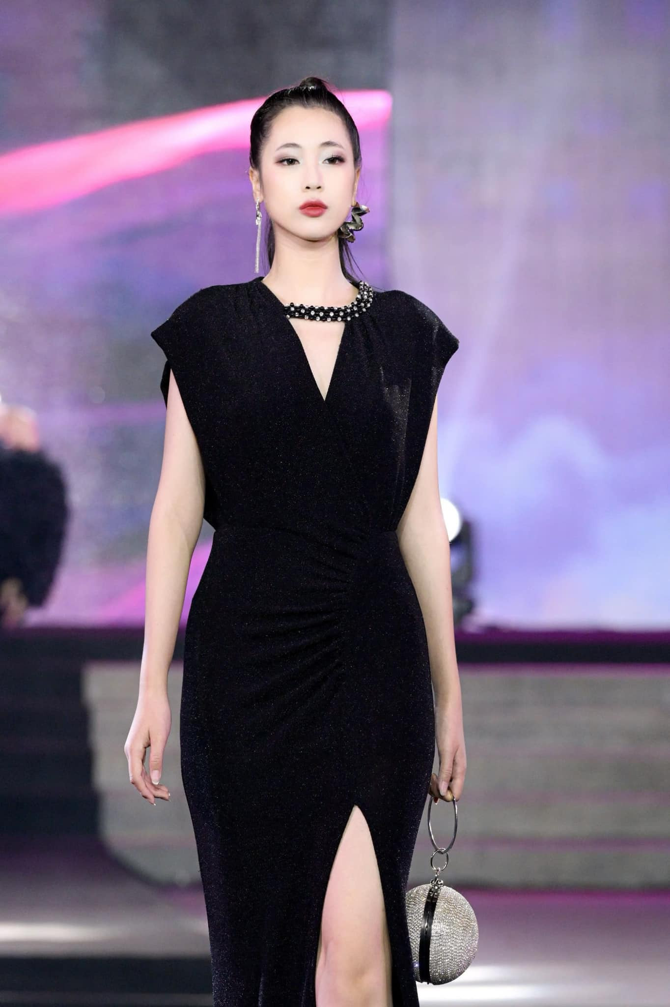 Phương Chi yêu thích và có duyên với việc ca hát. Trước đó, cô đạt nhiều giải về ca hát ở trường và địa phương, ngoài ra cô lọt vào chung kết cuộc thi hát tiếng Hàn toàn quốc - Kpop I love năm 2023.