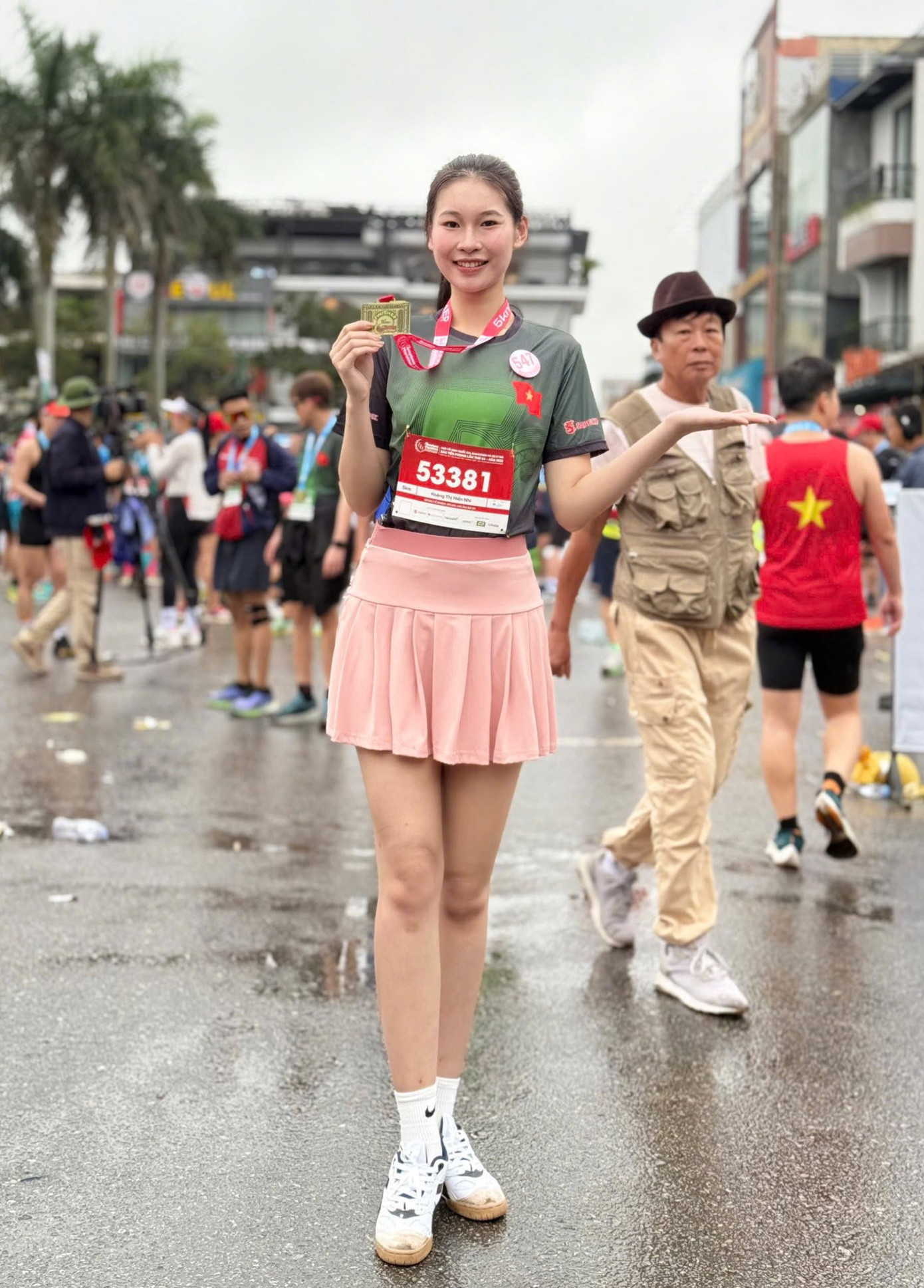 Dù vậy, Hiền Nhi cho biết bên cạnh vóc dáng, cô cố gắng rèn luyện thêm nhiều kỹ năng, thể hiện bản thân, vượt qua các thử thách dựa trên 4 trụ cột nhan sắc - trí tuệ - văn hóa - cống hiến mà cuộc thi đề ra.