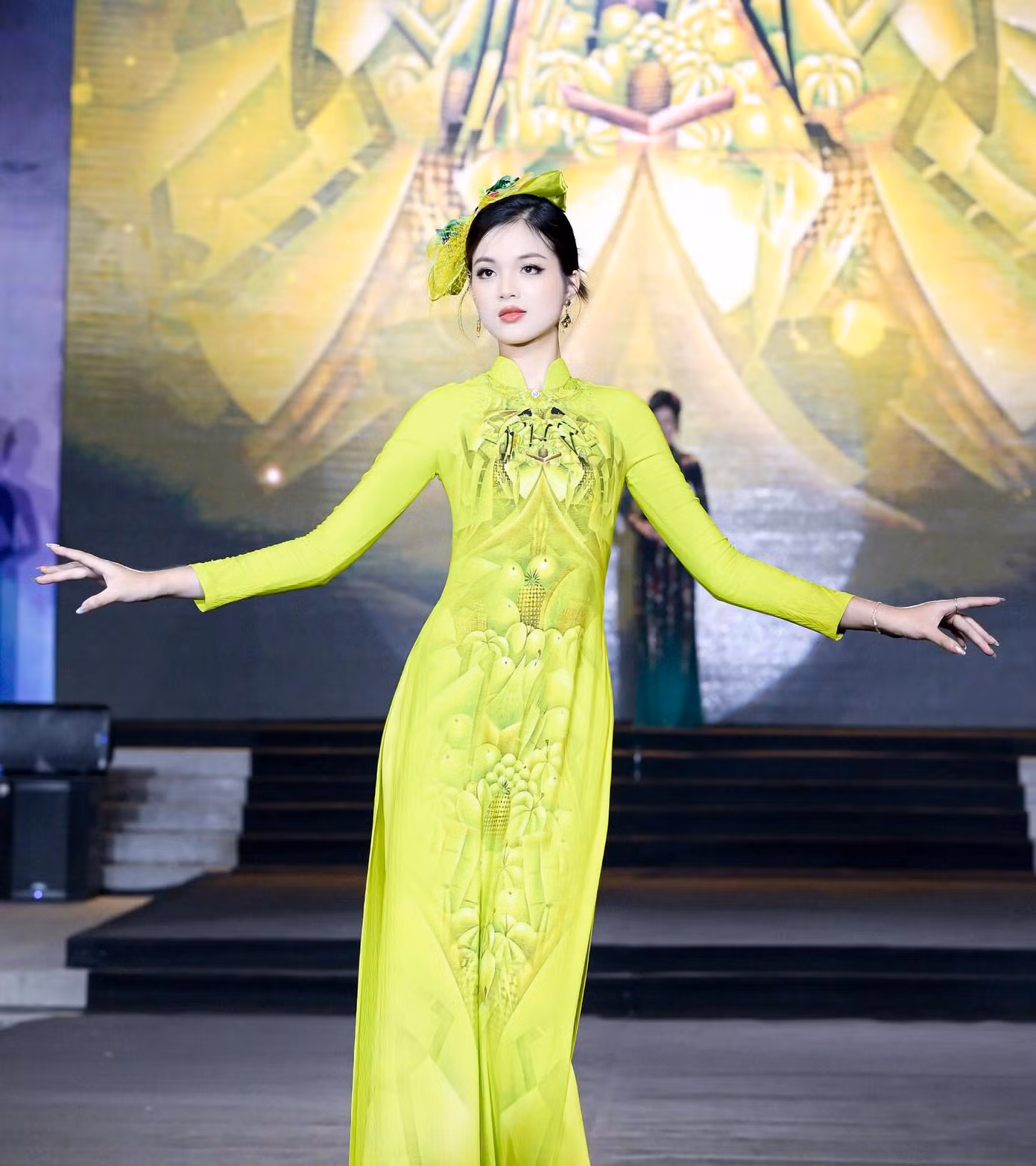 Sau khi trở thành hoa khôi, Minh Thu có thêm động lực để thử sức trong lĩnh vực người mẫu. Việc dấn thân vào một lĩnh vực mới với bất kỳ ai cũng là thử thách lớn, và Minh Thu cũng không phải ngoại lệ.
