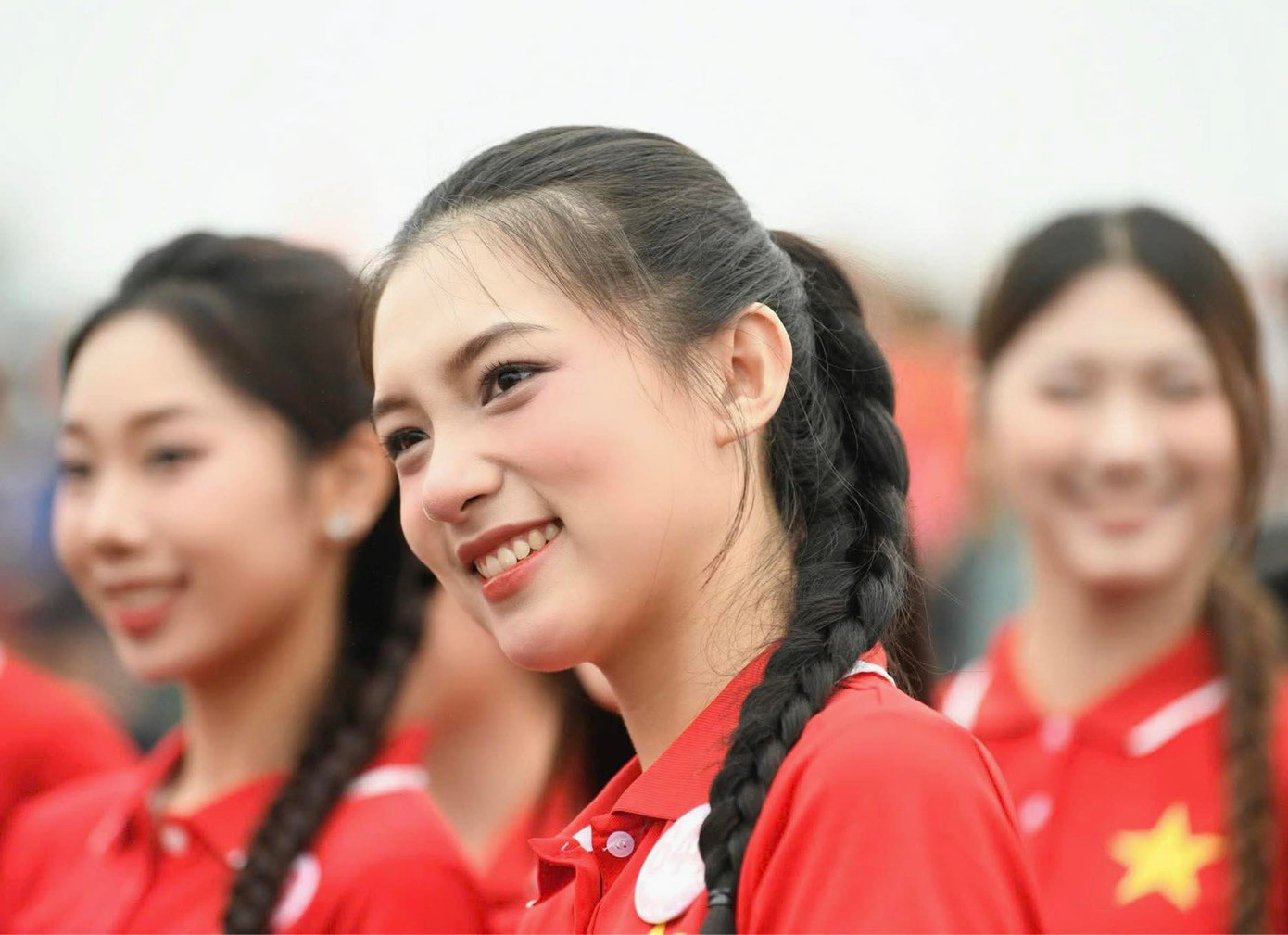 Vũ Yến sôi nổi trong các hoạt động của vòng chung khảo cuộc thi Hoa hậu Việt Nam 2024. Cô và dàn thí sinh mặc áo cờ đỏ, sao vàng khi đồng hành cùng các hoạt động của giải Tiền Phong Marathon 2025 ở Quảng Trị.