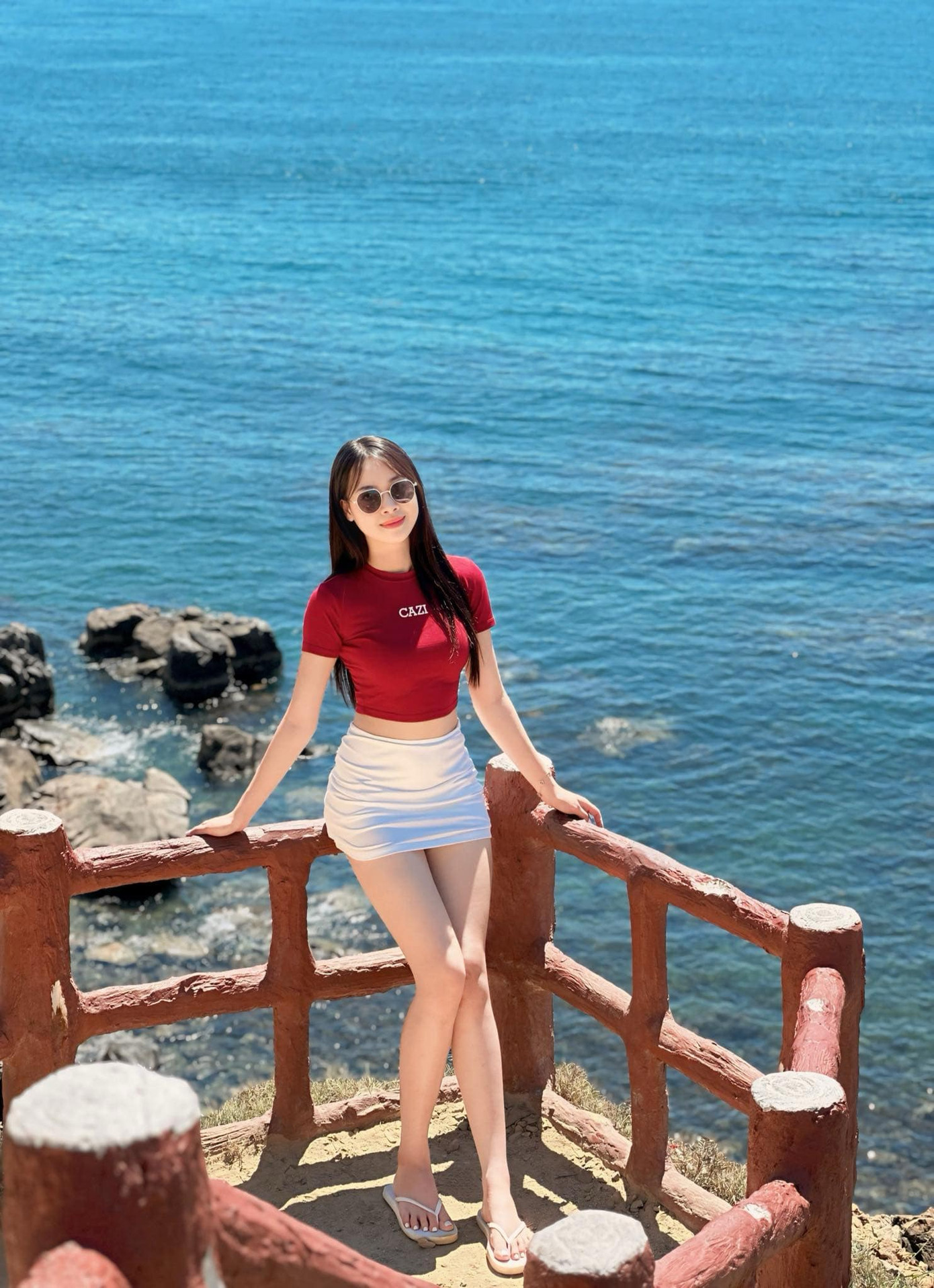 “Tự tin vì tôi luôn sẵn sàng đón nhận thử thách và thể hiện bản thân một cách chân thành nhất. Kiên trì vì tôi tin rằng mọi thành công đều đến từ sự nỗ lực không ngừng. Nhân ái là vì tôi luôn mong muốn giúp đỡ và lan tỏa những điều tốt đẹp đến với mọi người”, người đẹp chia sẻ thêm.