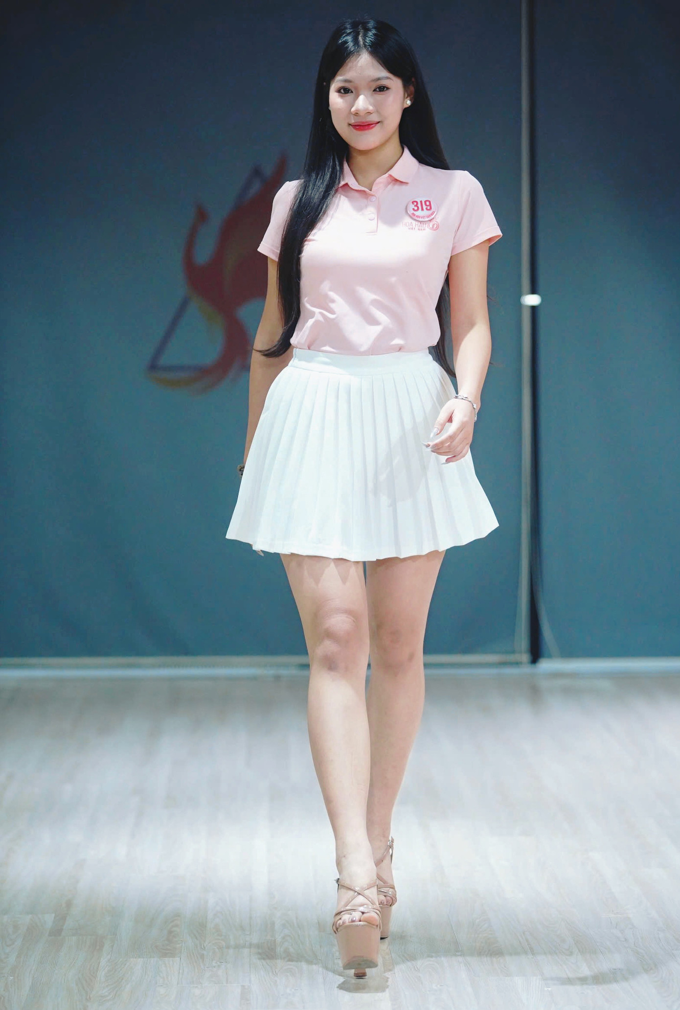 Trong buổi tập, thí sinh mặc áo thun phối cùng chân váy xếp ly màu trắng. Dàn người đẹp trang điểm nhẹ nhàng, để tóc thẳng tự nhiên tôn lên vẻ dịu dàng.