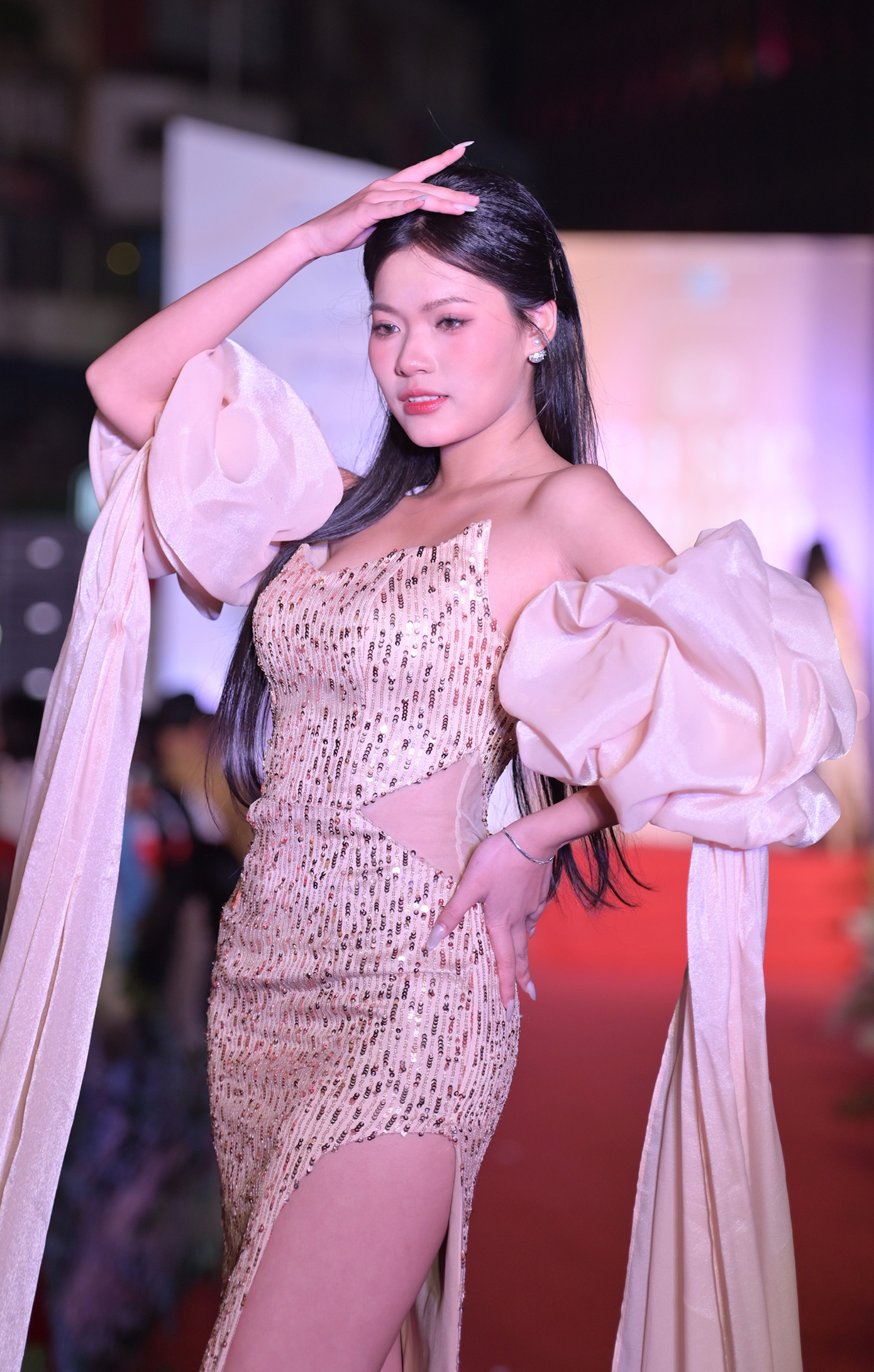 “Tại phòng đo nhân trắc học, tôi được bác sĩ bảo đứng ra xa và xoay một vòng rồi khen có hông nở và eo đẹp. Tôi nghĩ rằng mình may mắn có vòng ba khá đầy đặn nên đã giúp tôn lên vòng hai của mình”, cô nói.