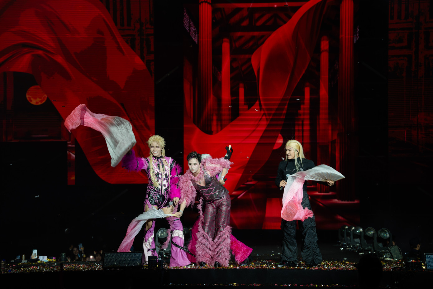 Ban tổ chức đầu tư cho sân khấu tại Hà Nội rộng gấp rưỡi sân khấu ở TPHCM, hệ thống ánh sáng, màn hình led cũng nhiều hơn.