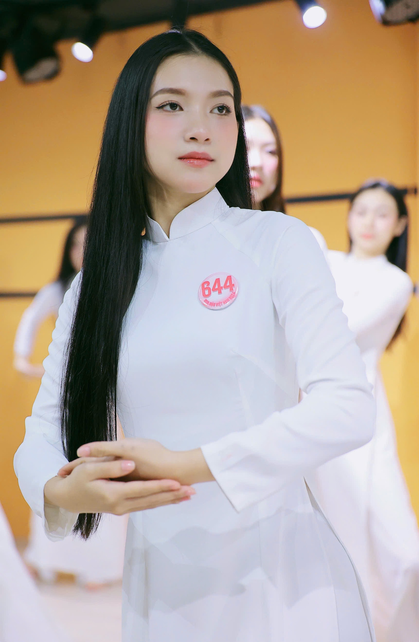 Chia sẻ về các thí sinh trong buổi tập, biên đạo múa Đỗ Mạnh Trường cho biết: "Bài múa với nhiều động tác khó, phức tạp sẽ là thử thách với các thí sinh. Tuy nhiên, tôi nhận thấy các bạn có tư duy tốt, tiếp thu nhanh và ham học hỏi. Với tố chất của thí sinh, tôi tin các bạn tỏa sáng trong thời gian tới".