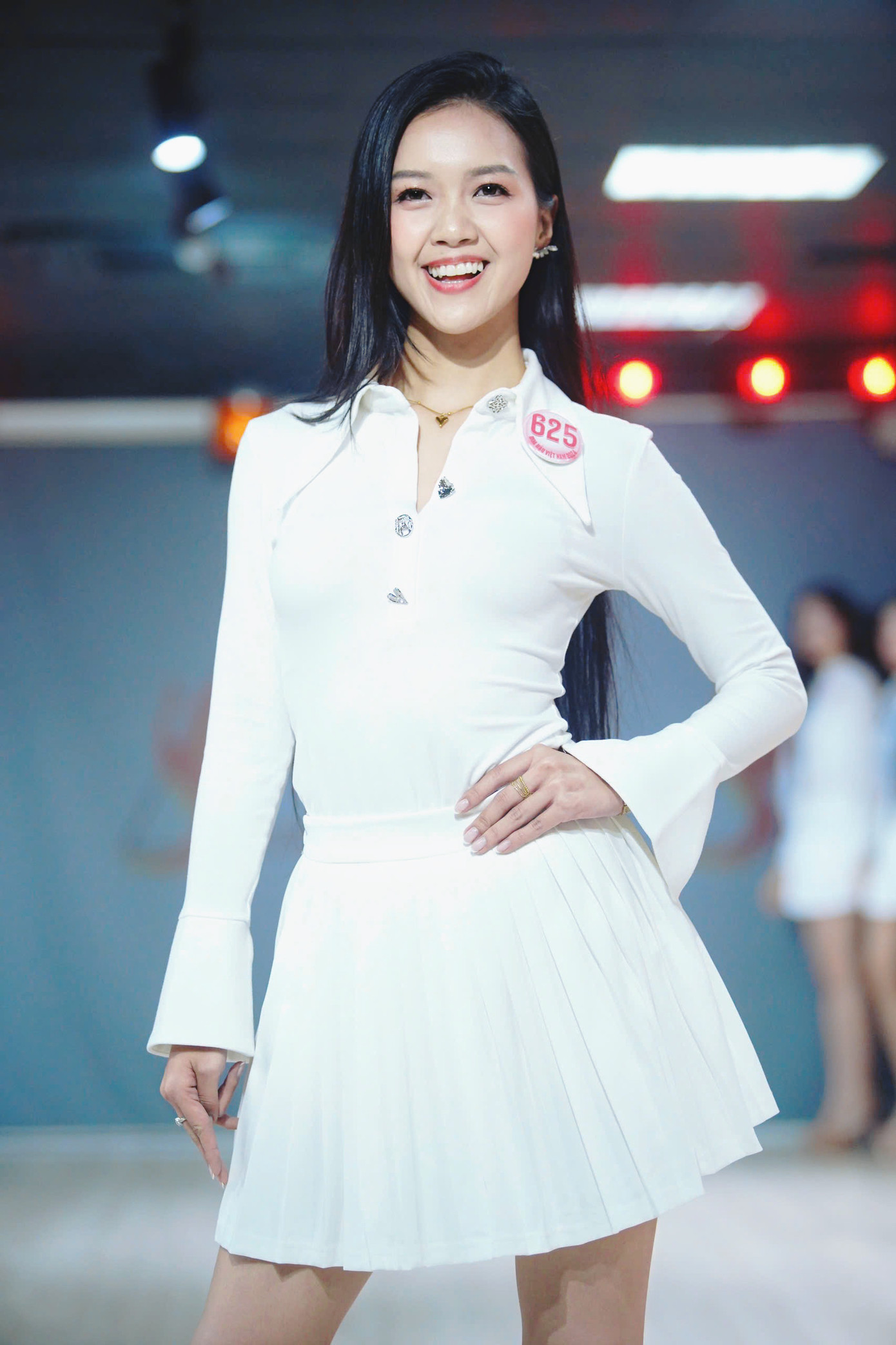 Nhiều thí sinh chưa có kinh nghiệm sân khấu được nhận xét ngày càng hoàn thiện. Trong khi đó, các cô gái từng thi sắc đẹp hoặc làm người mẫu phát huy thế mạnh để gây ấn tượng khi trình diễn.