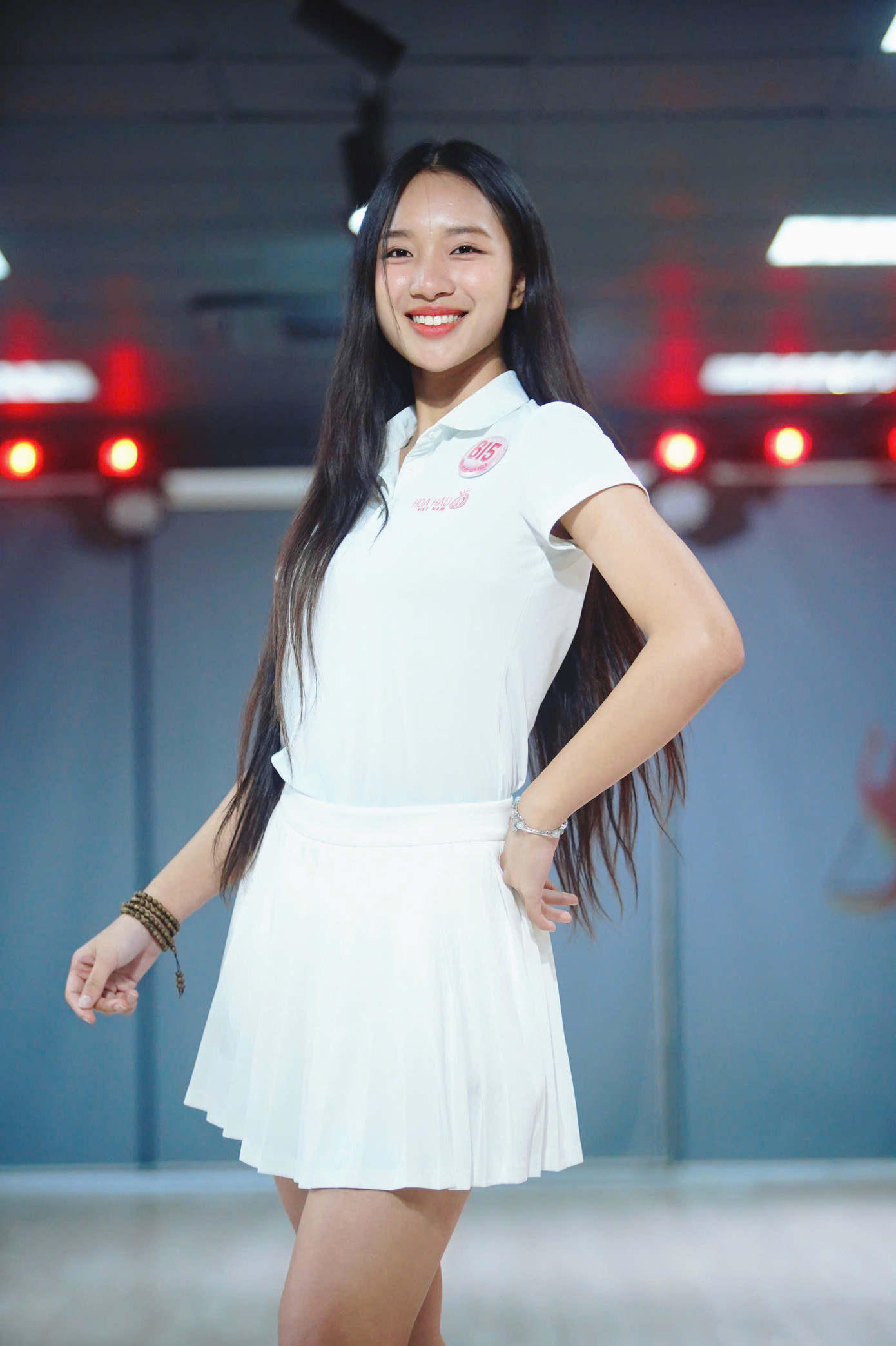 Nhiều thí sinh chưa có kinh nghiệm sân khấu được nhận xét ngày càng hoàn thiện. Trong khi đó, các cô gái từng thi sắc đẹp hoặc làm người mẫu phát huy thế mạnh để gây ấn tượng khi trình diễn.