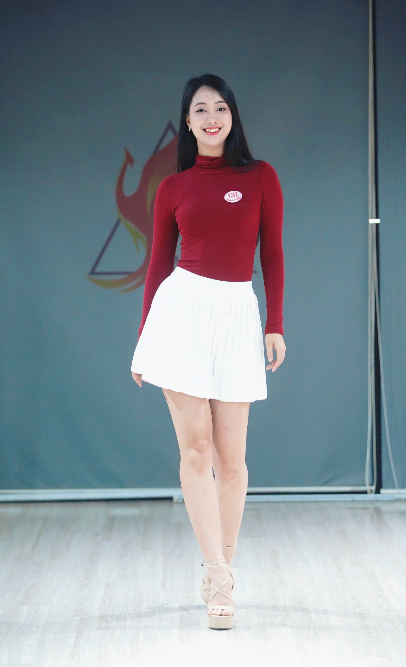 41 cô gái khoe chân dài thon thả trên sàn tập. Trải qua lịch trình dày đặc, họ vẫn giữ được thần sắc tươi tắn.