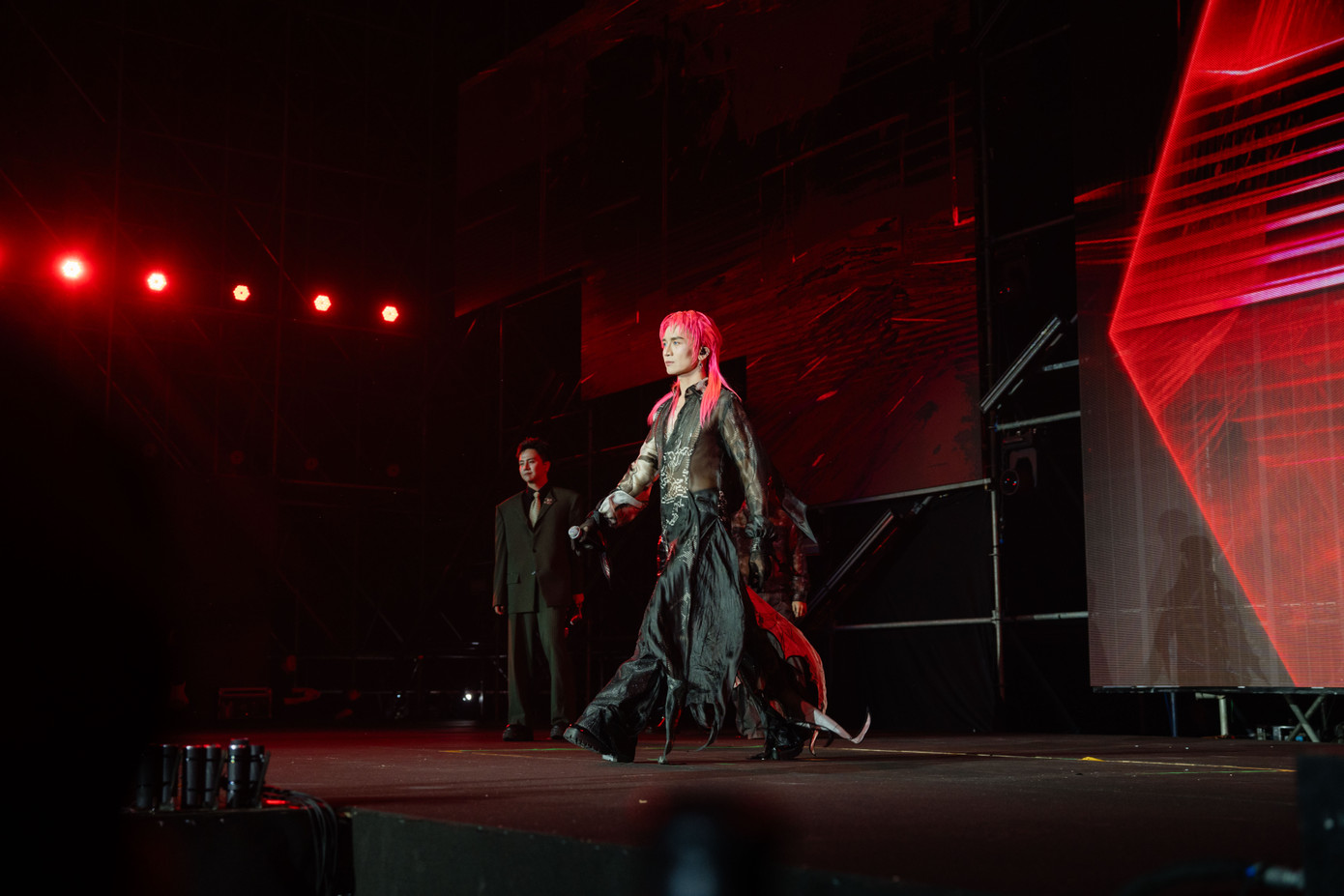 Mở đầu đêm nhạc như thường lệ là tiết mục catwalk và giới thiệu bản thân của các anh tài. 9 anh tài đã trổ tài trình diễn catwalk trước 6.000 khán giả, nhận được sự cổ vũ nồng nhiệt. Duy Khánh đóng vai trò MC, giới thiệu từng anh tài lên catwalk. Sự hóm hỉnh, duyên dáng của anh mang lại nhiều tiếng cười cho khán giả.