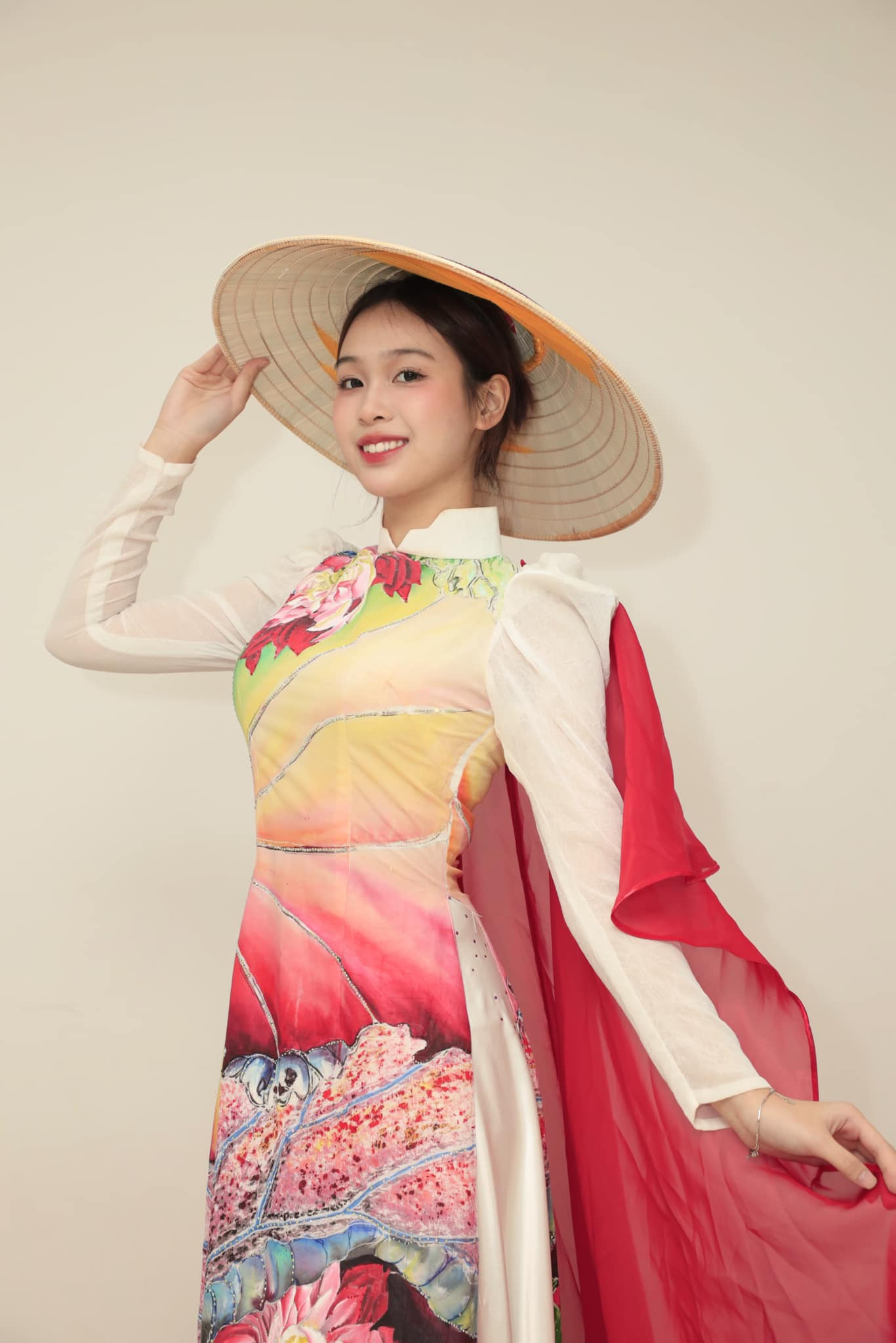 Cô kể ở phòng nhân trắc học, các bác sĩ khen có nụ cười đẹp, tự nhiên, phom dáng lông mày đẹp.