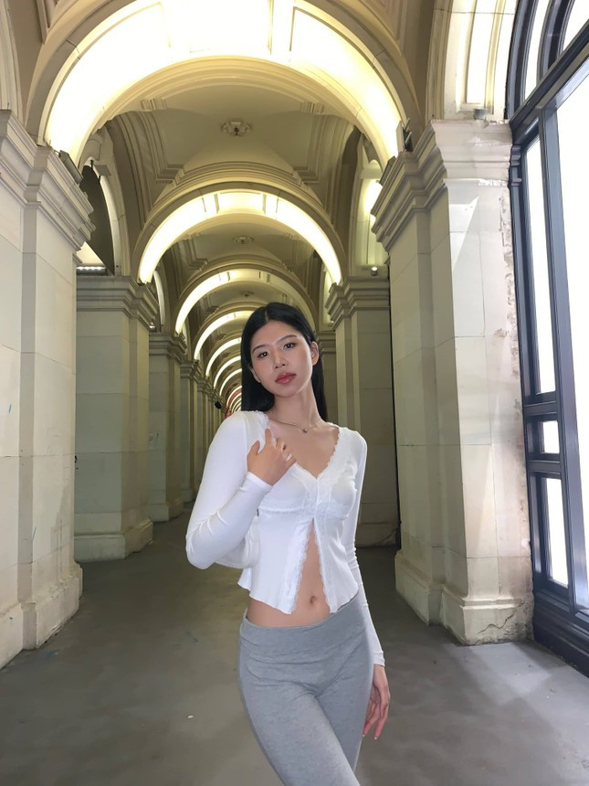 "Ở thời điểm cấp 1 và 2, tôi không được đánh giá quá cao về năng lực. Ước mơ đầu tiên của tôi là thi đậu vào trường THPT Chuyên Lê Quý Đôn. Tôi vẫn còn nhớ khi chia sẻ dự định của mình, nhiều người đã cười và cho rằng tôi đang mơ quá cao. Tuy nhiên bằng tất cả sự nỗ lực và kiên định, tôi đã chinh phục được ước mơ. Nhờ vậy, tôi đã truyền cảm hứng và động lực cho nhiều người xung quanh", cô nói.