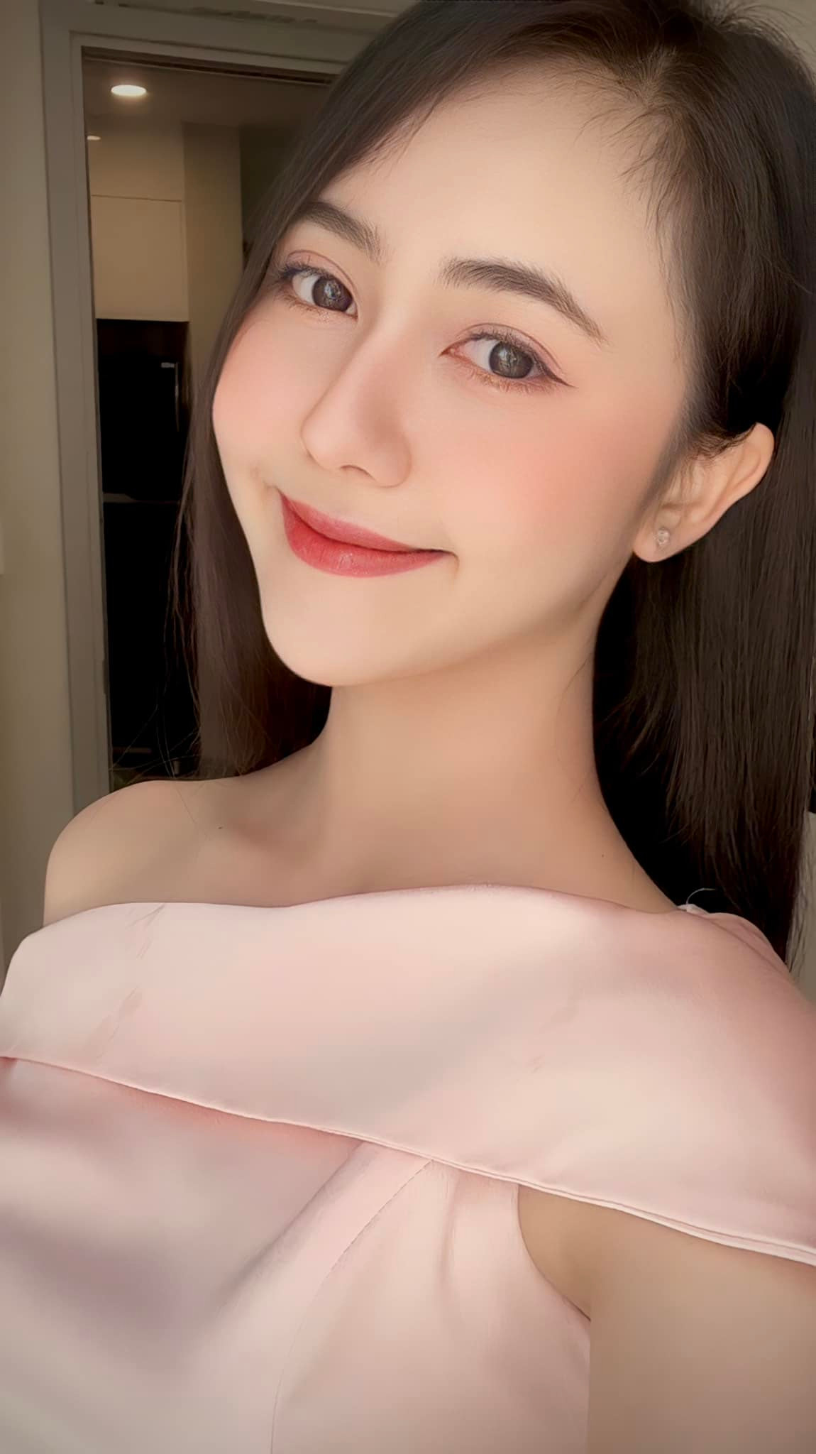 "Tôi từng nghĩ cuộc đời mình chỉ gắn liền với sân khấu và những vai diễn. Nhưng khi bạn bè động viên tham gia Hoa hậu Việt Nam, tôi quyết định thử sức. Từ những bước catwalk đầu tiên đầy lóng ngóng đến khoảnh khắc tự tin đứng trước ban giám khảo, tôi nhận ra rằng mình có nhiều đam mê với các cuộc thi sắc đẹp", cô nói.