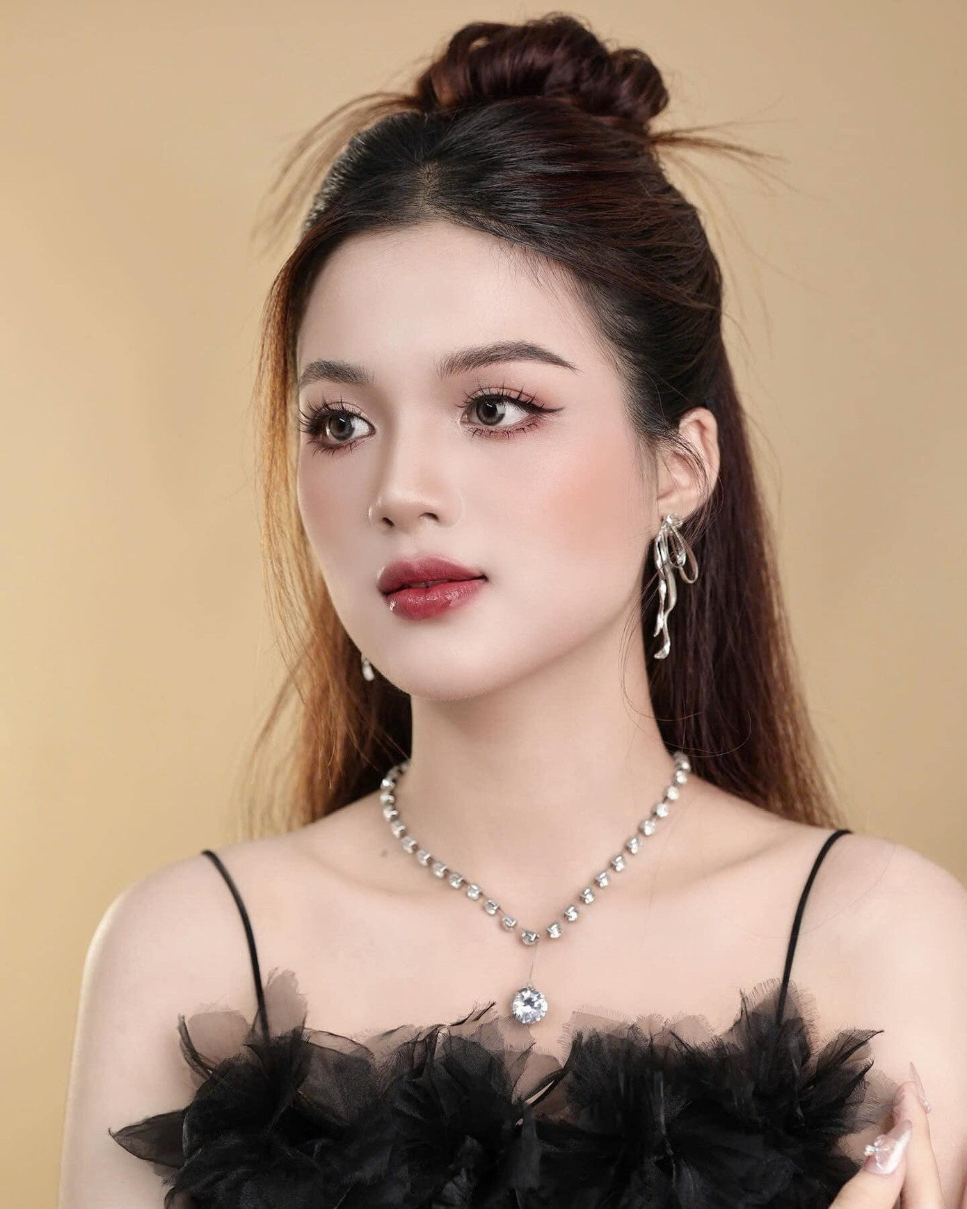 Gia đình sinh sống ở vùng đất Tây Nguyên nhưng Minh Thu quyết định chọn Hà Nội để theo đuổi con đường học tập. Cô cho biết ban đầu gia đình mong muốn cô có môi trường học tập tốt và gần họ hàng. Vì bố mẹ rời quê vào Kon Tum lập nghiệp nên muốn cô học ở Hà Nội để gần quê hương, cũng như có anh chị hỗ trợ.