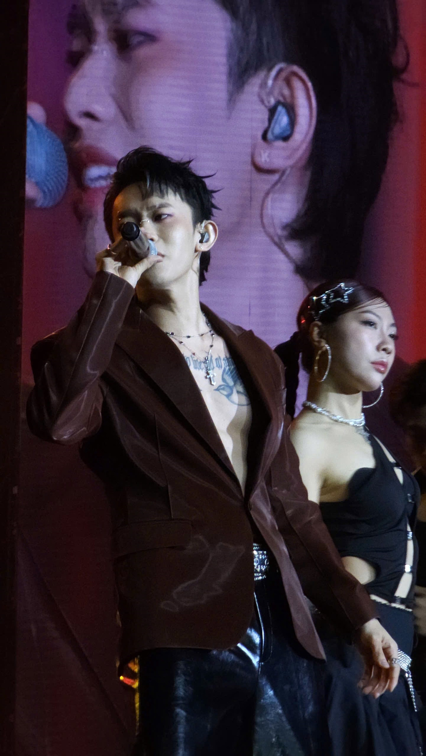 Kay Trần khiến fan hú hét không ngừng khi cởi áo, khoe bụng sáu múi trước 6000 khán giả trong màn trình diễn slolo ca khúc Nước hoa. Nam ca sĩ có lượng fan đông đảo vì ngoại hình cá tính và phong cách trình diễn ấn tượng.