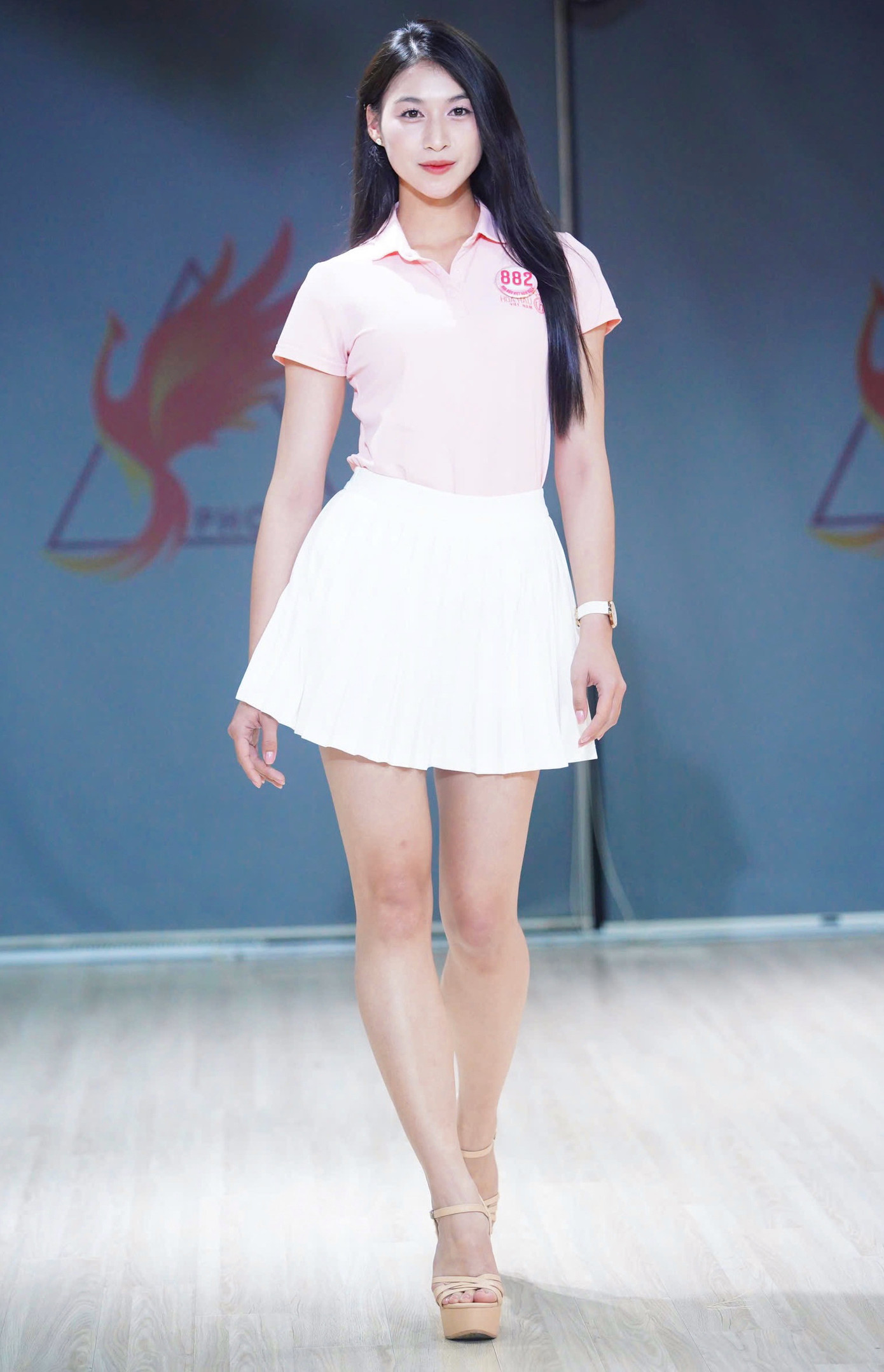 Trong buổi tập, thí sinh mặc áo thun phối cùng chân váy xếp ly màu trắng. Dàn người đẹp trang điểm nhẹ nhàng, để tóc thẳng tự nhiên tôn lên vẻ dịu dàng.